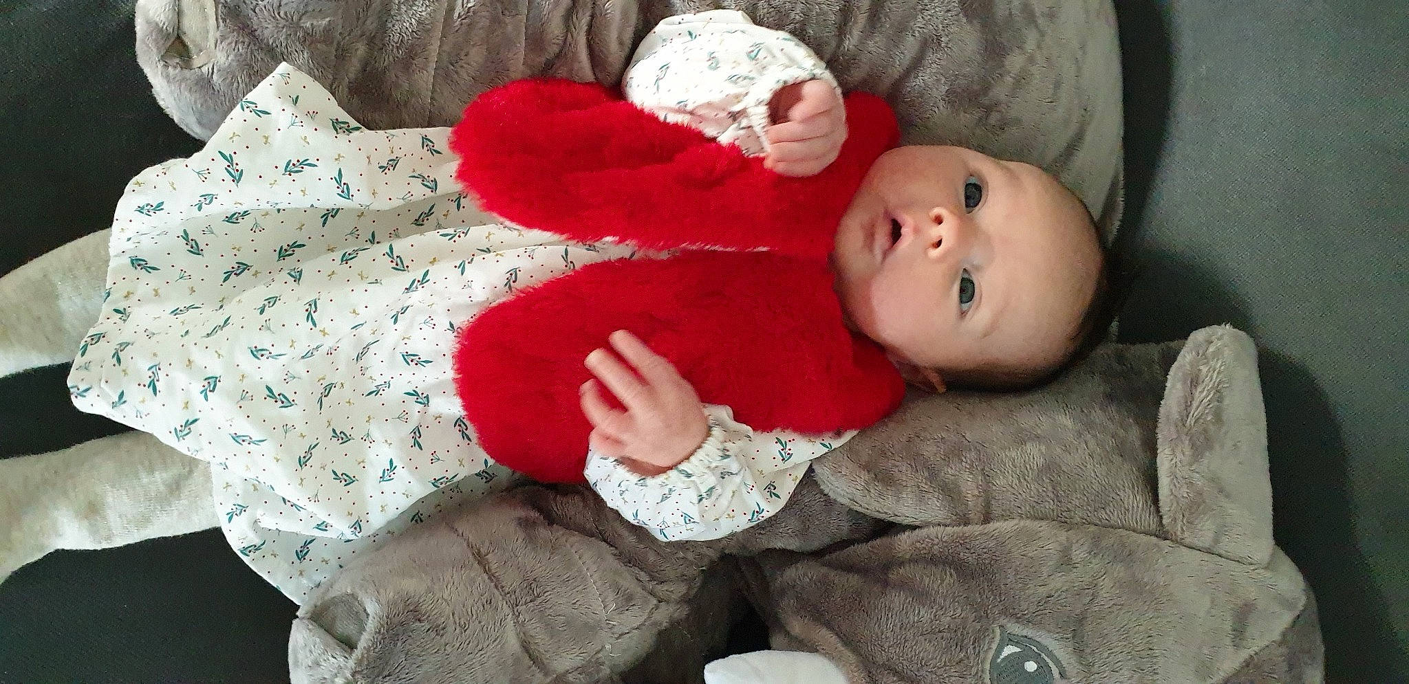 Kara participe au concours pour gagner de l'argent avec cette photo : baby, bedtime, cheek, child, person, red, toddler