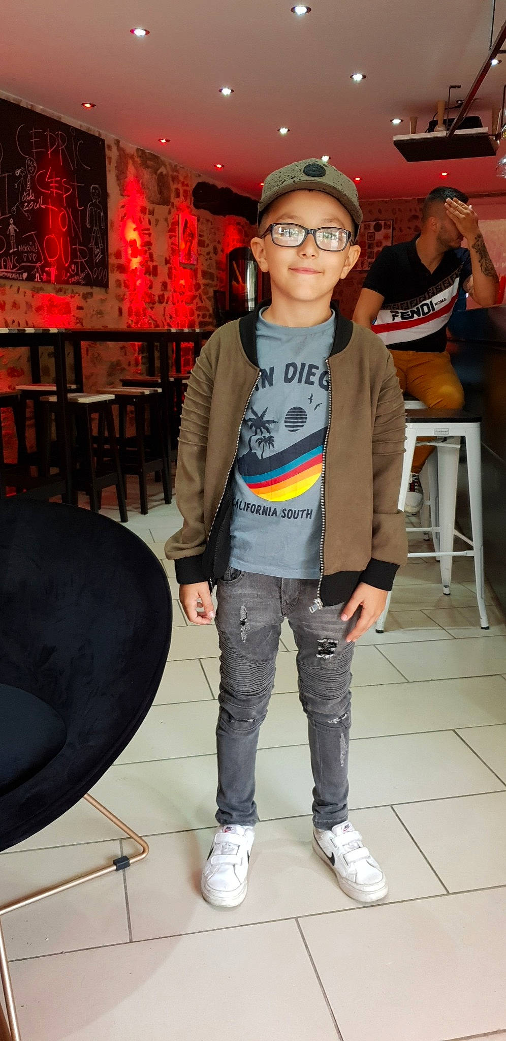 Tino a rejoint le concours — aidez-le/la à gagner de superbes lots ! denim, jeans, person