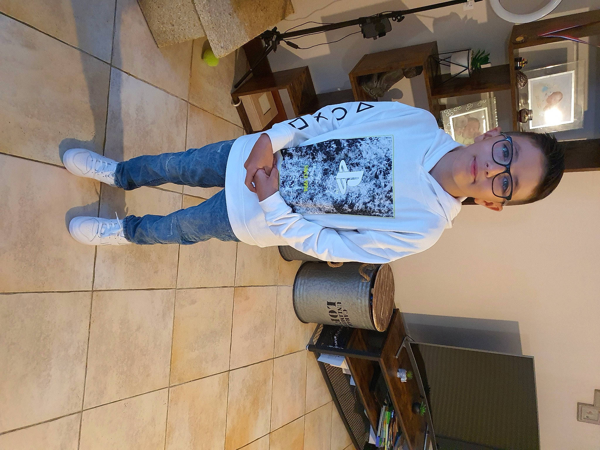 Tino a rejoint le concours — aidez-le/la à gagner de superbes lots ! cleanliness, comfort, dress_shirt, elbow, engineering, flooring, gesture, hardwood, hat, human_leg, machine, person, room, walking_shoe, wood, wrist