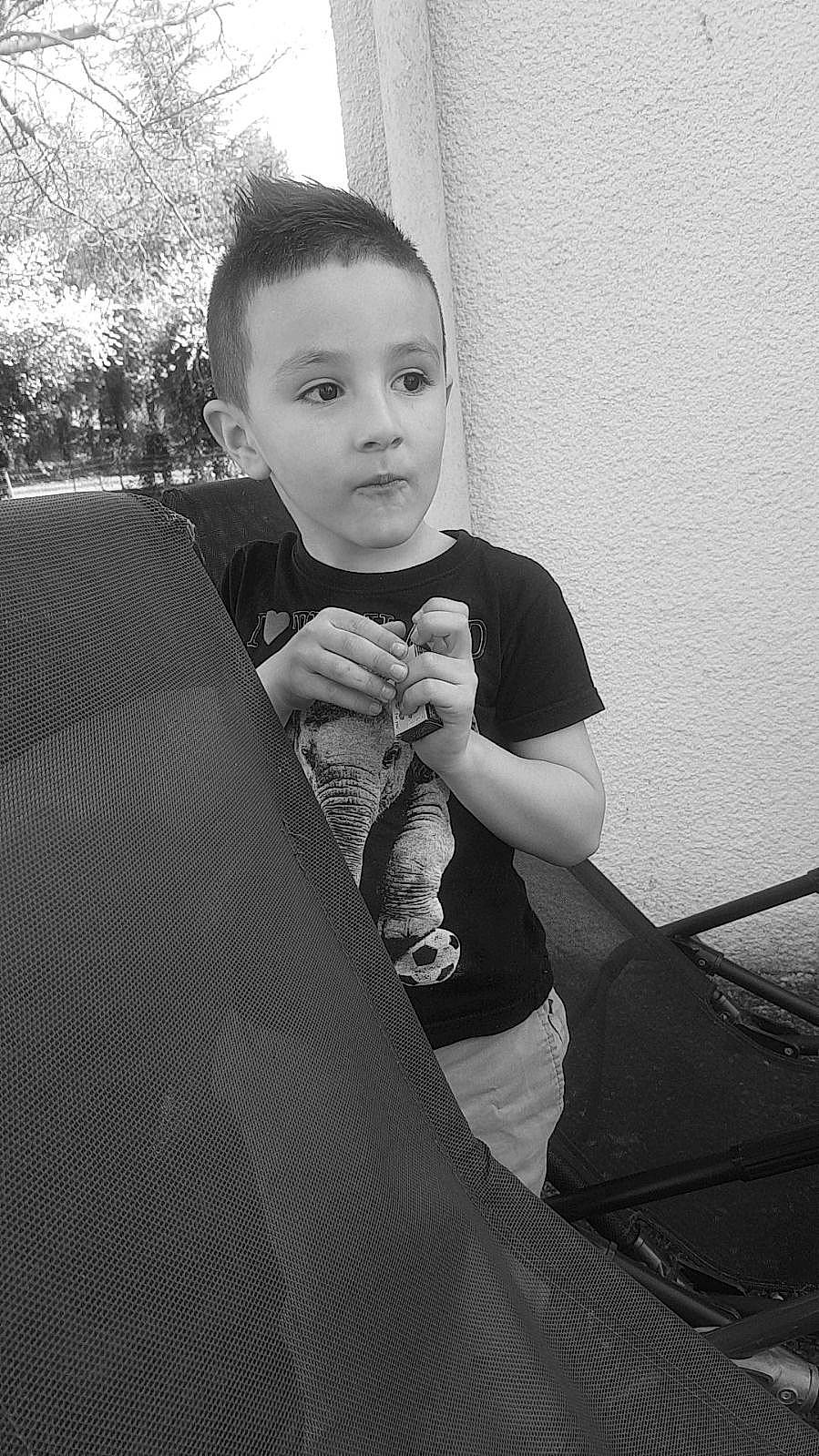 Tino participe au concours pour gagner de l'argent avec cette photo : arm, black, black_and_white, child, eye, finger, leg, monochrome, person, photograph, photography, sitting, smile, snapshot, style, toddler