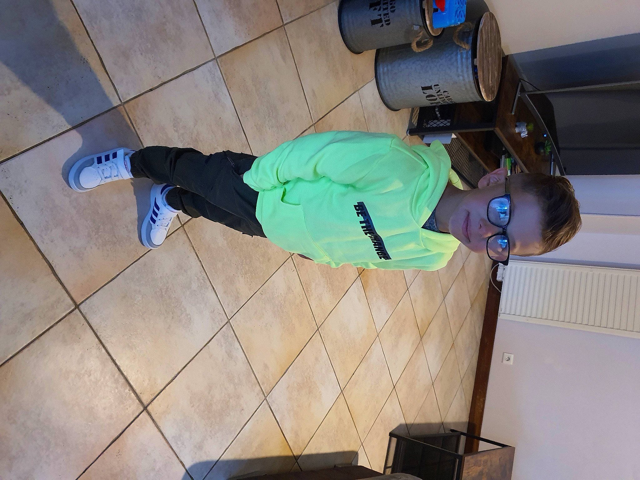 Lohan participe au concours pour gagner de l'argent avec cette photo : cleanliness, elbow, electric_blue, flooring, hardwood, human_leg, knee, leg, machine, outdoor_shoe, person, recreation, shorts, thigh, walking_shoe, wood