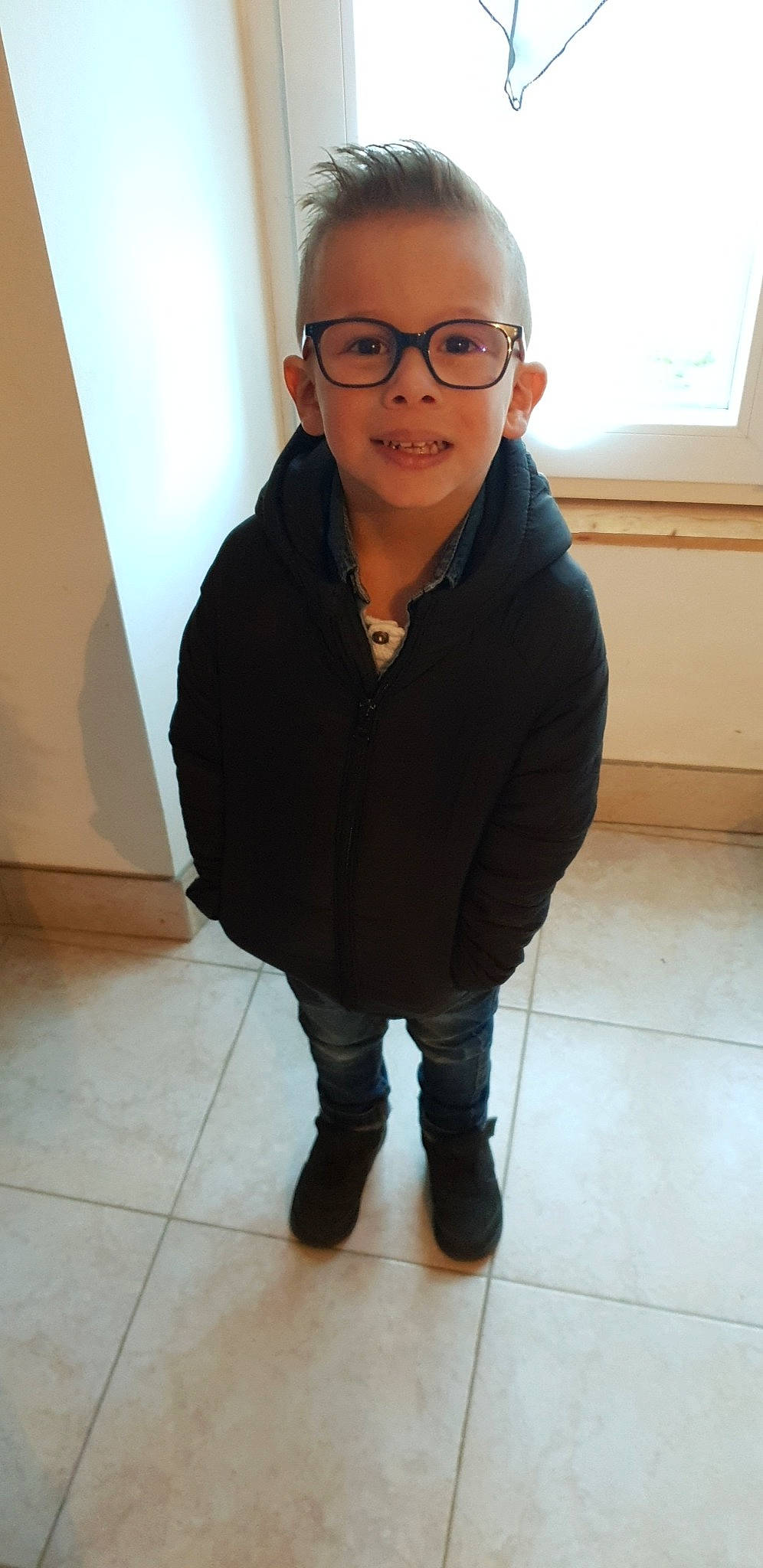 Lohan participe au concours pour gagner de l'argent avec cette photo : eyewear, floor, forehead, glasses, leg, outerwear, person, standing, vision_care