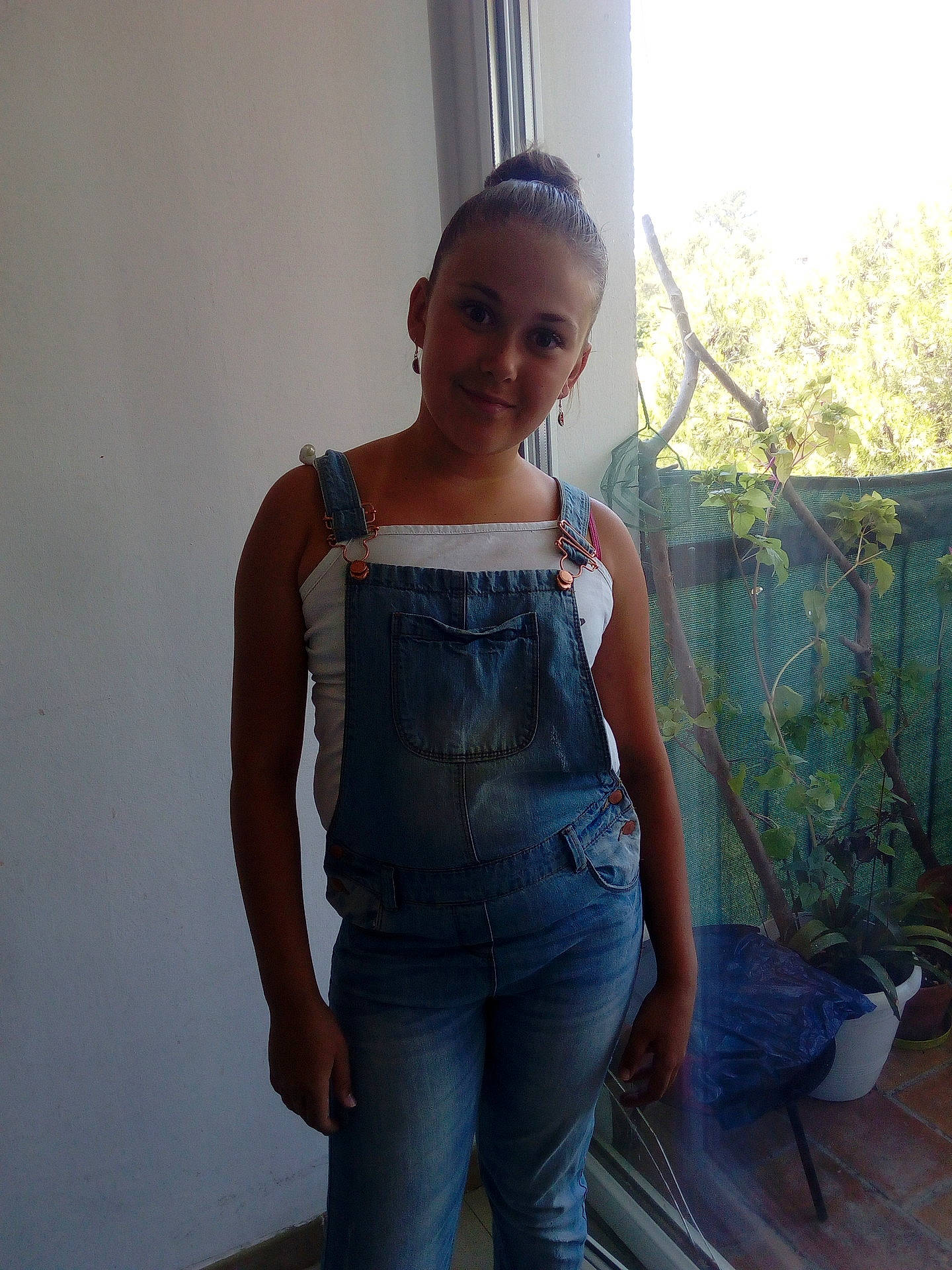 Fiona participe au concours pour gagner de l'argent avec cette photo : abdomen, blue, clothing, dress, fashion, girl, human_positions, male, model, muscle, person, photo_shoot, spring