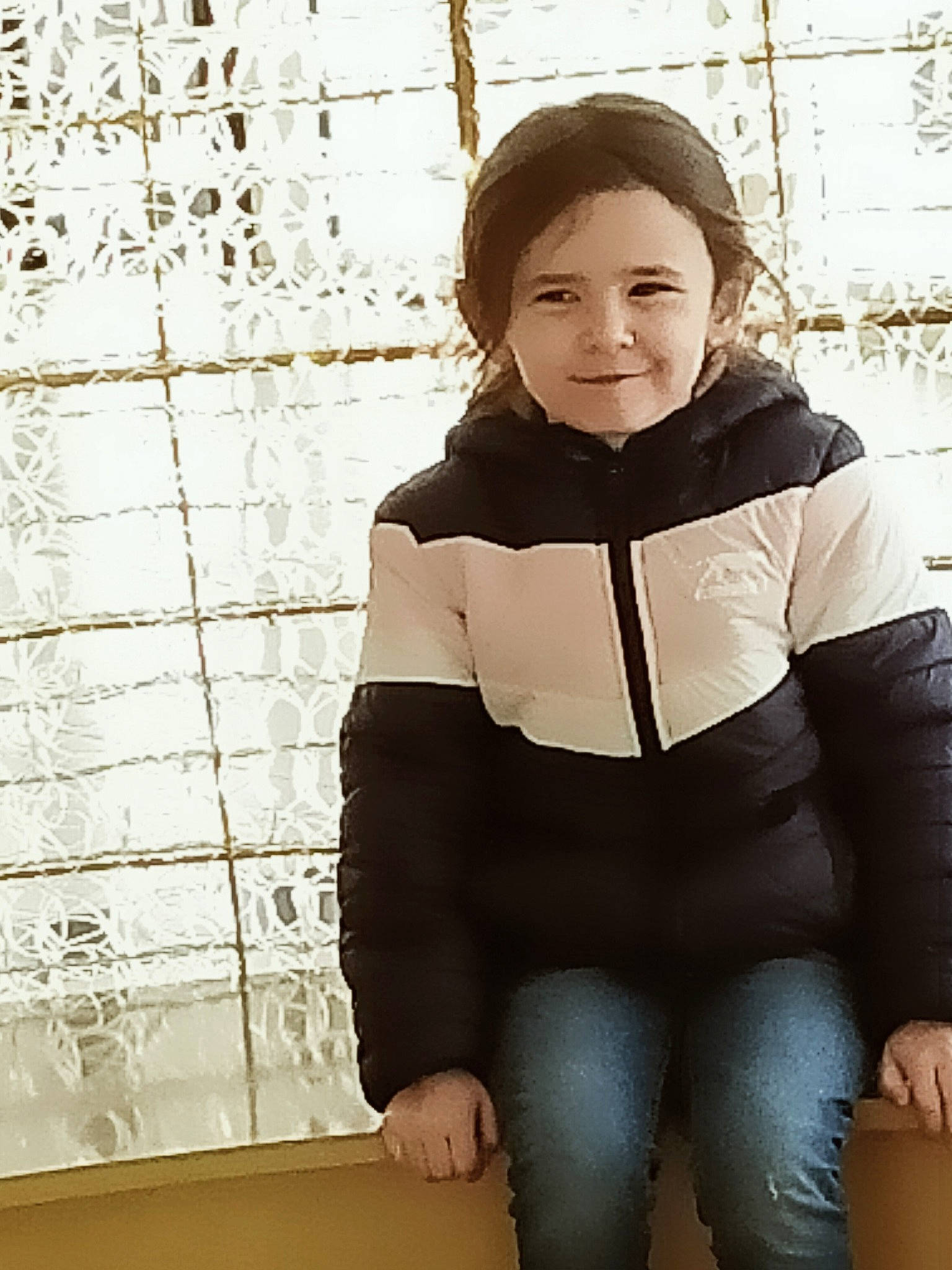 Eva participe au concours pour gagner de l'argent avec cette photo : abdomen, black_hair, fashion_accessory, flash_photography, happy, human_leg, joy, knee, leg, leggings, long_hair, pattern, person, personal_protective_equipment, shoulder, sitting, sleeve, smile, t_shirt, thigh