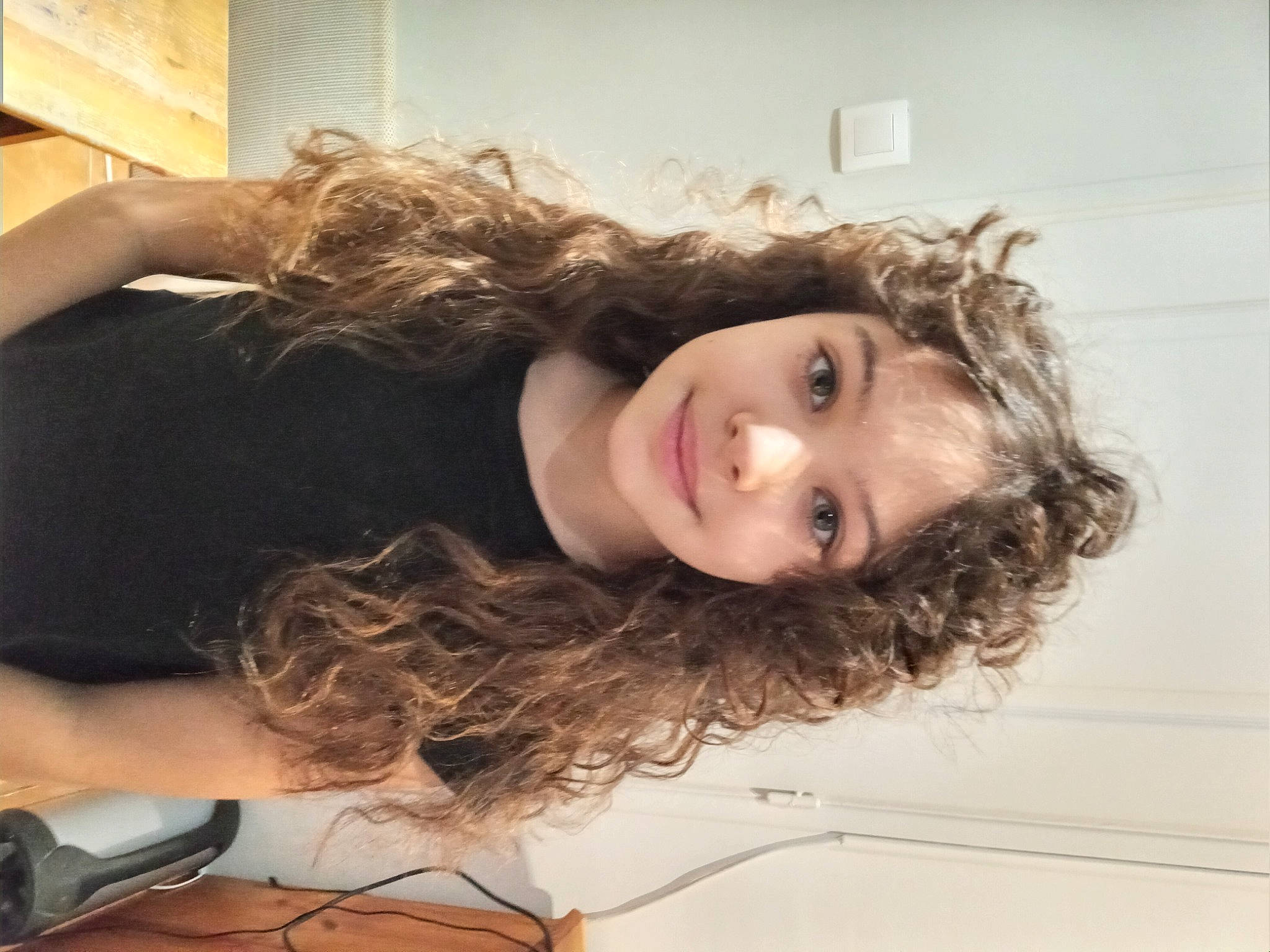 Amalia Elena a rejoint le concours — aidez-le/la à gagner de superbes lots ! black_hair, blond, chin, comfort, eyelash, flash_photography, flooring, fun, happy, human_leg, jaw, joy, layered_hair, lip, long_hair, mouth, neck, nose, person, selfie