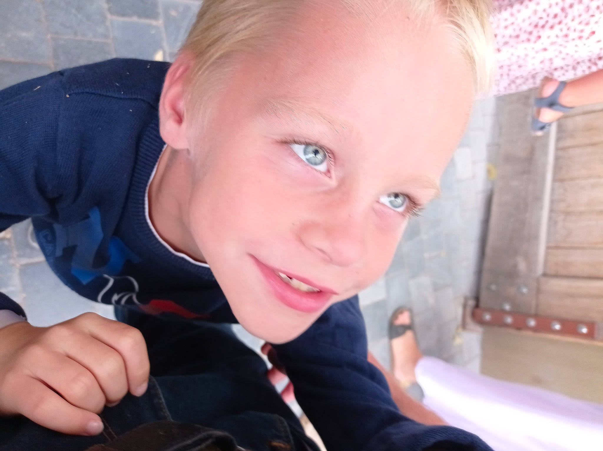 Heden participe au concours pour gagner de l'argent avec cette photo : cheek, ear, eyebrow, eyelash, facial_expression, finger, fun, gesture, happy, iris, jaw, joy, lip, mouth, neck, nose, person, skin, sleeve, smile