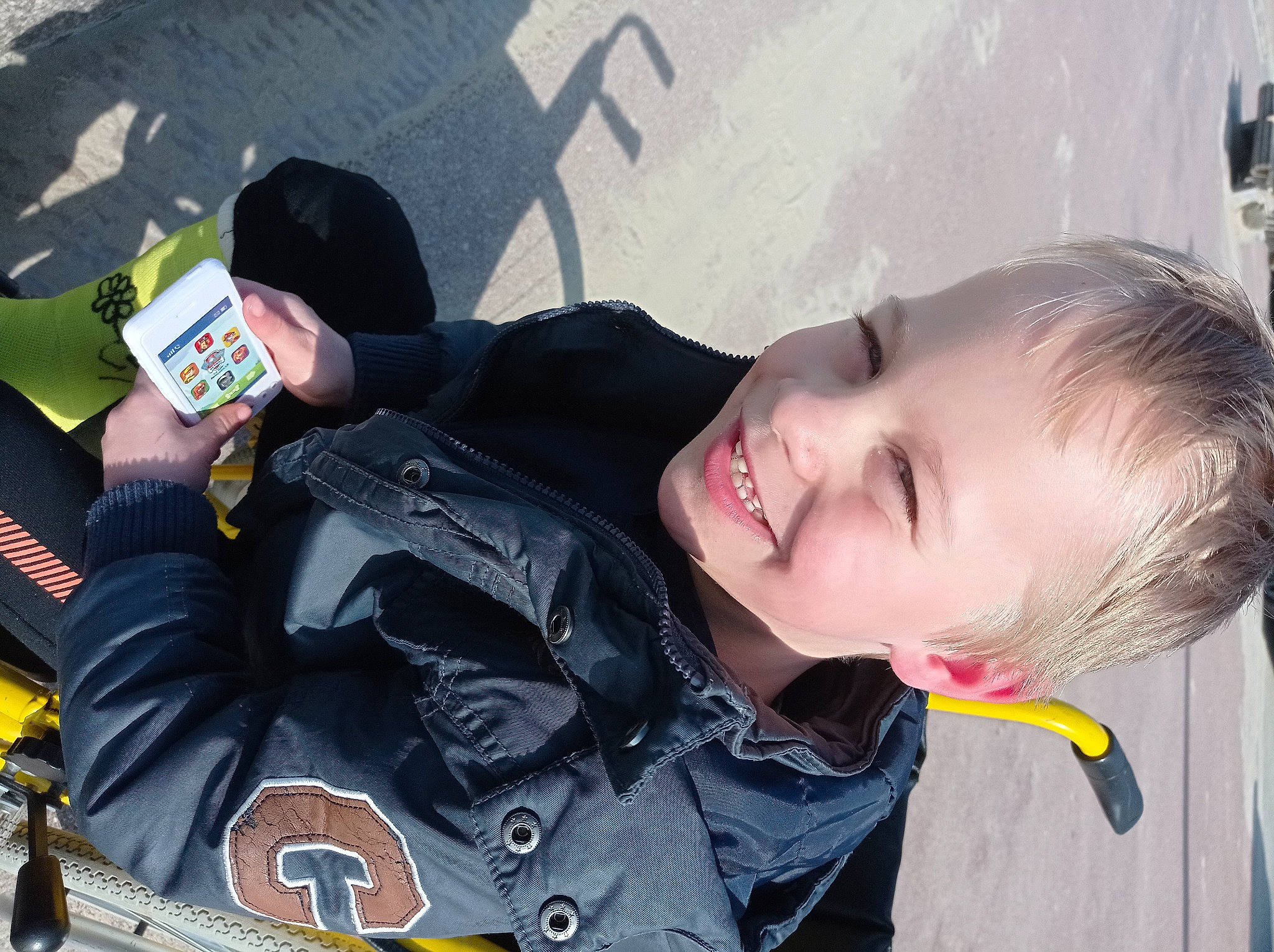 Heden participe au concours pour gagner de l'argent avec cette photo : baby, child, fun, happy, joy, person, personal_protective_equipment, recreation, sleeve, smile, toddler, tree, winter