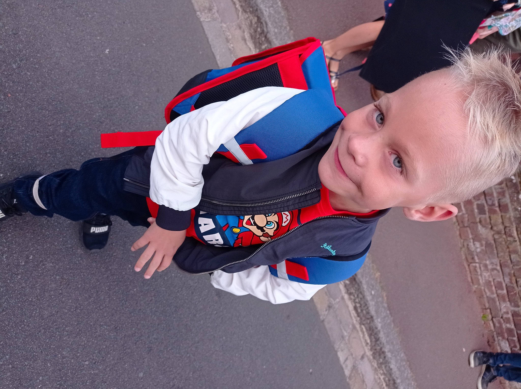 Heden participe au concours pour gagner de l'argent avec cette photo : arm, asphalt, carmine, child, elbow, electric_blue, fun, happy, joy, person, portrait_photography, recreation, smile, toddler, travel, walking_shoe, winter