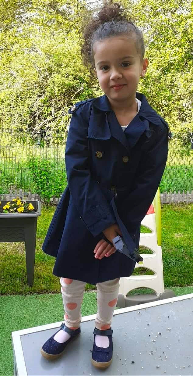 Ines a rejoint le concours — aidez-le/la à gagner de superbes lots ! baby_toddler_clothing, blazer, blond, clothing, collar, cool, denim, electric_blue, formal_wear, grass, green, joy, knee, pattern, person, photograph, plant, sleeve, smile, standing