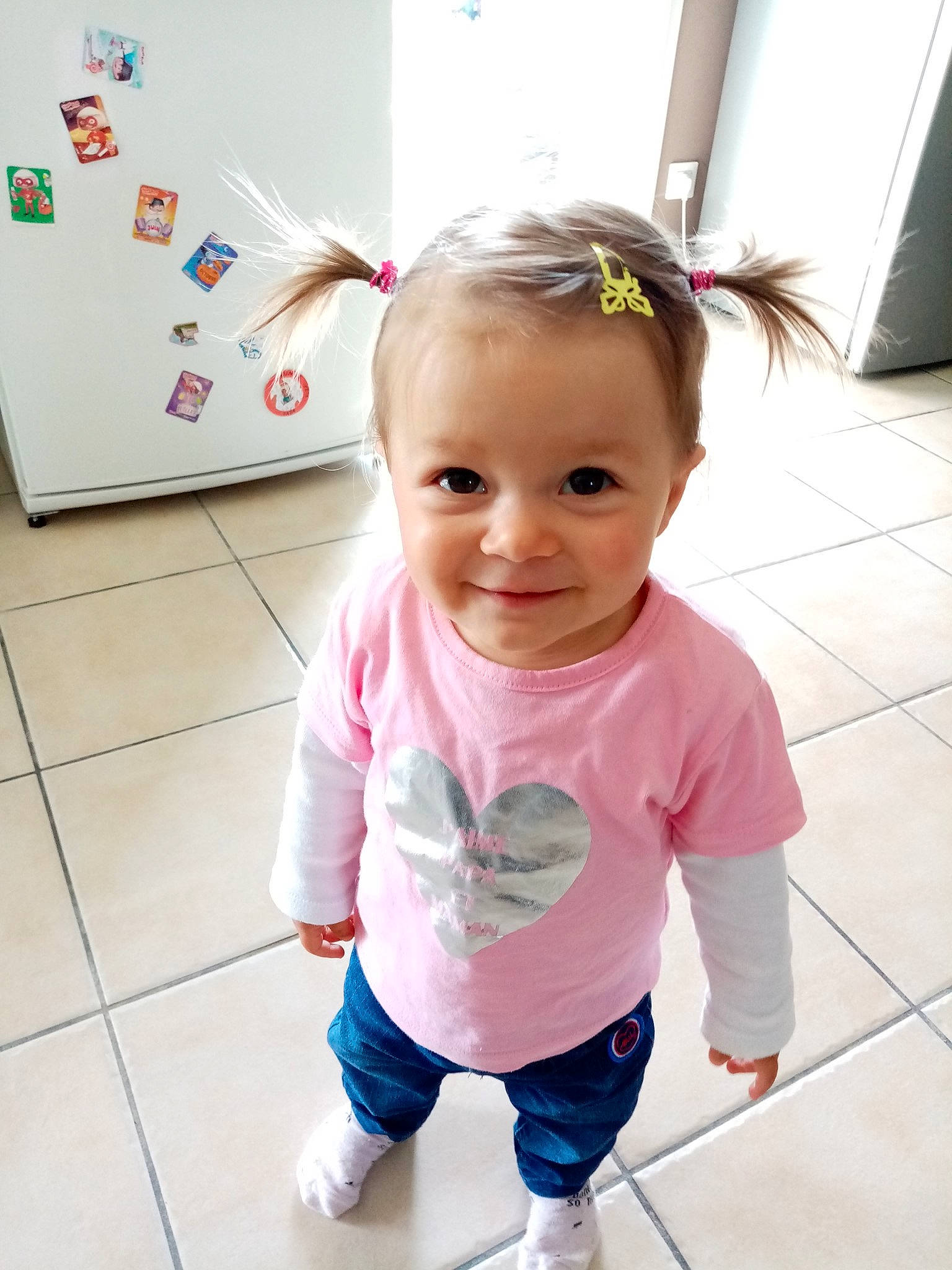 Mila a rejoint le concours — aidez-le/la à gagner de superbes lots ! baby, baby_toddler_clothing, beauty, cheek, child, floor, flooring, head, joy, person, pink, play, product, skin, sleeve, smile, standing, t_shirt, toddler