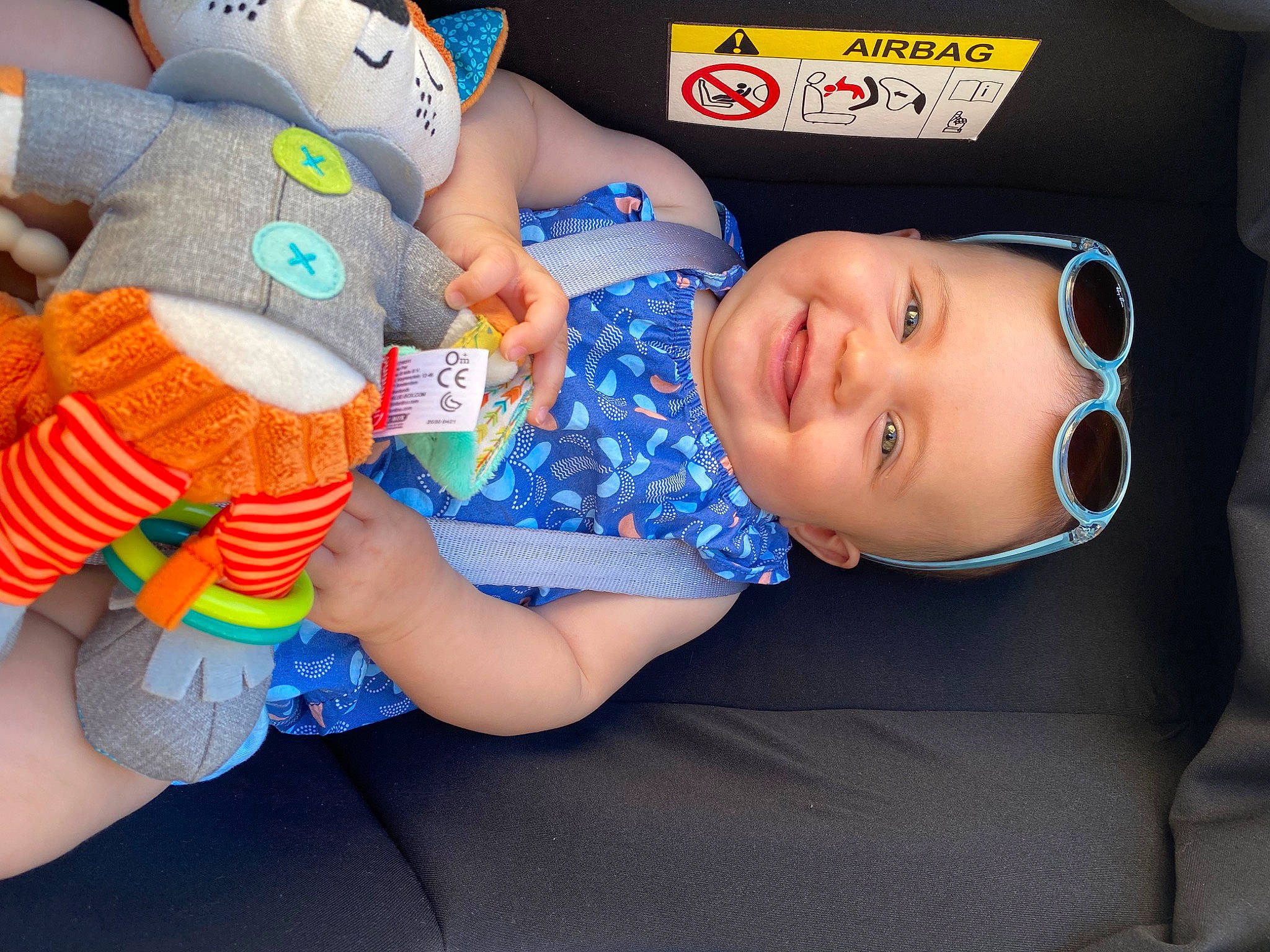 Emy-rose a rejoint le concours — aidez-le/la à gagner de superbes lots ! baby, baby_products, baby_toddler_clothing, child, comfort, electric_blue, finger, fun, happy, hat, headgear, headwear, human_body, human_leg, joy, nail, person, skin, smile, t_shirt