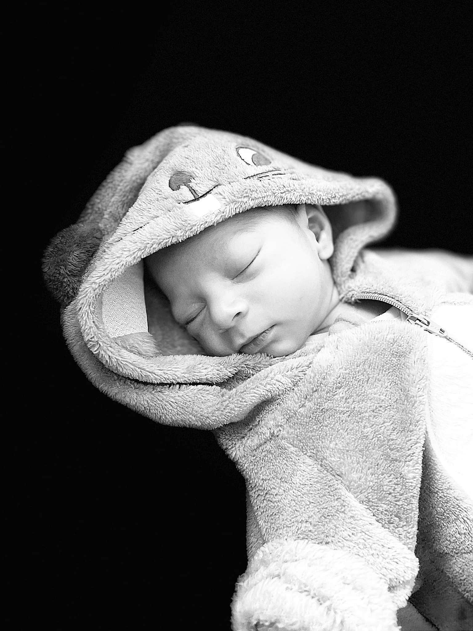 Mayron participe au concours pour gagner de l'argent avec cette photo : baby, cap, cheek, child, cloud, comfort, eye, eyebrow, face, facial_expression, flash_photography, happy, head, headgear, headwear, lip, monochrome, monochrome_photography, person, skin