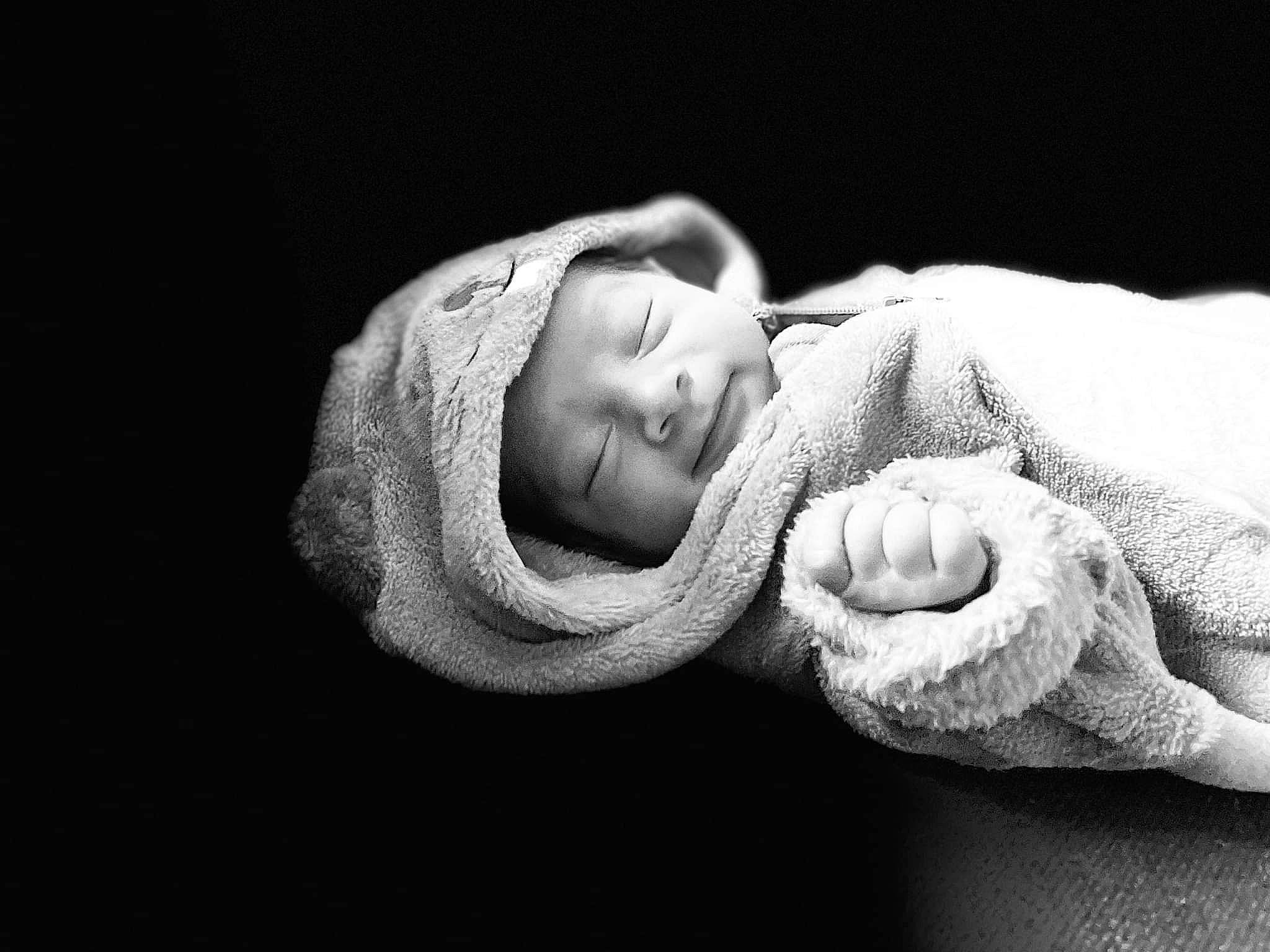 Mayron a rejoint le concours — aidez-le/la à gagner de superbes lots ! baby, baby_products, baby_sleeping, baby_toddler_clothing, cheek, child, comfort, darkness, facial_expression, flash_photography, gesture, grey, hand, happy, hat, headwear, monochrome, monochrome_photography, nose, person