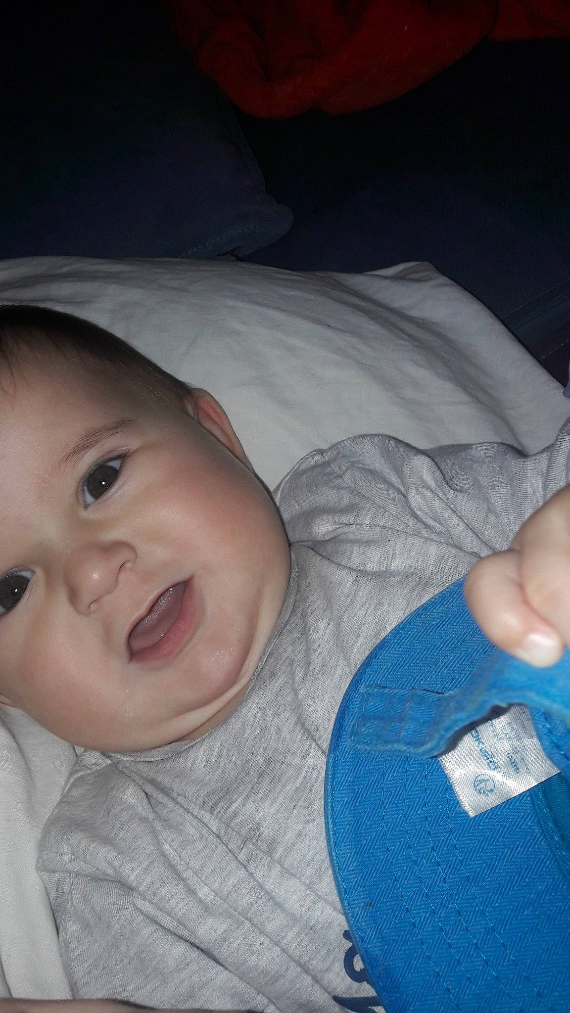 Naïm a rejoint le concours — aidez-le/la à gagner de superbes lots ! baby, bedtime, cheek, child, chin, eye, face, facial_expression, gesture, head, lip, mouth, nose, person, skin, smile, toddler