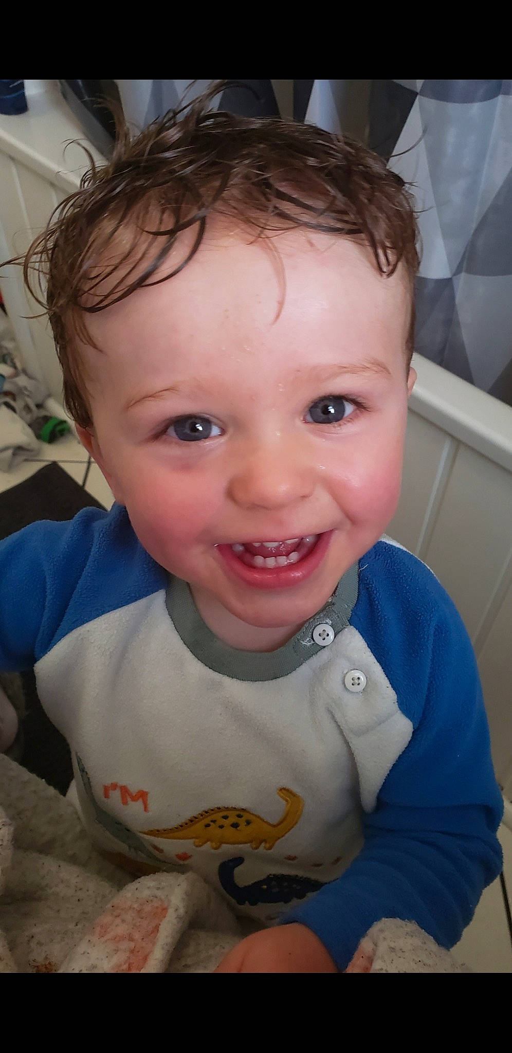 Louie is registered to the contest to win money with this photo: arm, cheek, chin, eye, eyebrow, eyelash, facial_expression, forehead, hairstyle, head, jaw, joy, lip, mouth, neck, nose, organ, person, skin, sleeve