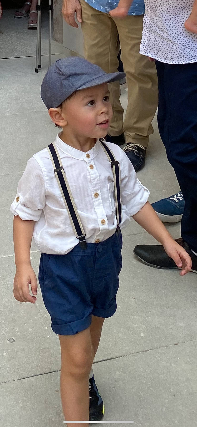 Naë participe au concours pour gagner de l'argent avec cette photo : dress_shirt, electric_blue, face, footwear, gesture, hat, head, headgear, headwear, leg, outerwear, person, photograph, school_uniform, shoe, shorts, sleeve, snapshot, standing, style