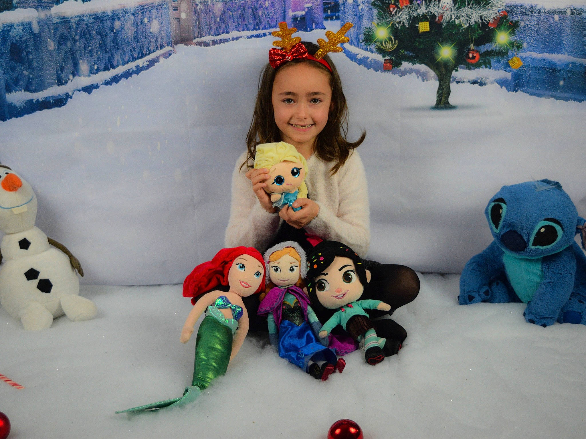 Naomie participe au concours pour gagner de l'argent avec cette photo : blue, child, doll, event, freezing, fun, happy, head, joy, leisure, mammal, person, smile, snapshot, snow, stuffed_toy, textile, toy, tree, vertebrate