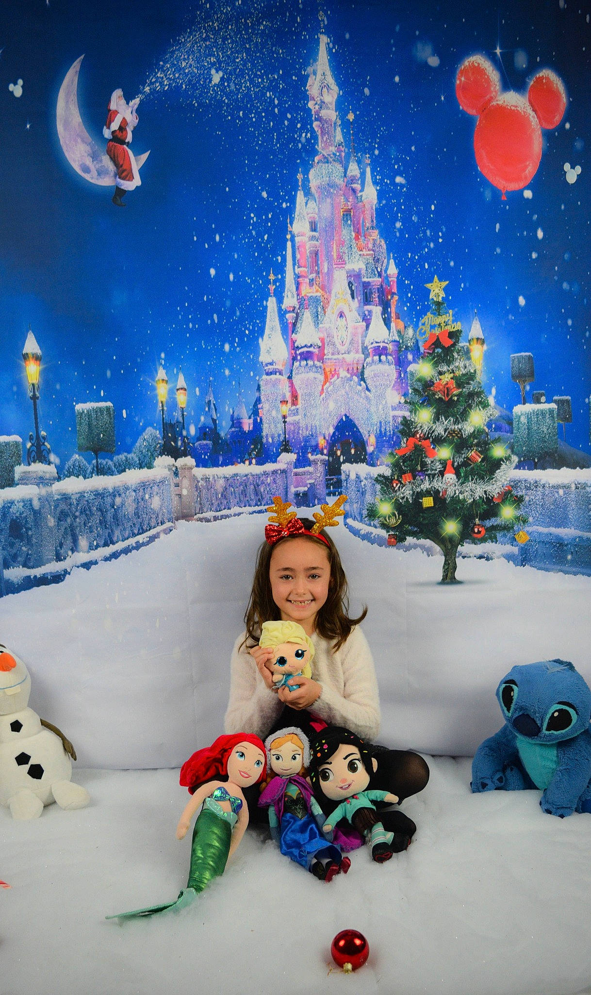 Naomie participe au concours pour gagner de l'argent avec cette photo : blue, christmas_decoration, christmas_ornament, christmas_tree, crescent, event, freezing, fun, happy, holiday, joy, leisure, light, lighting, moon, person, photograph, snow, tree, white