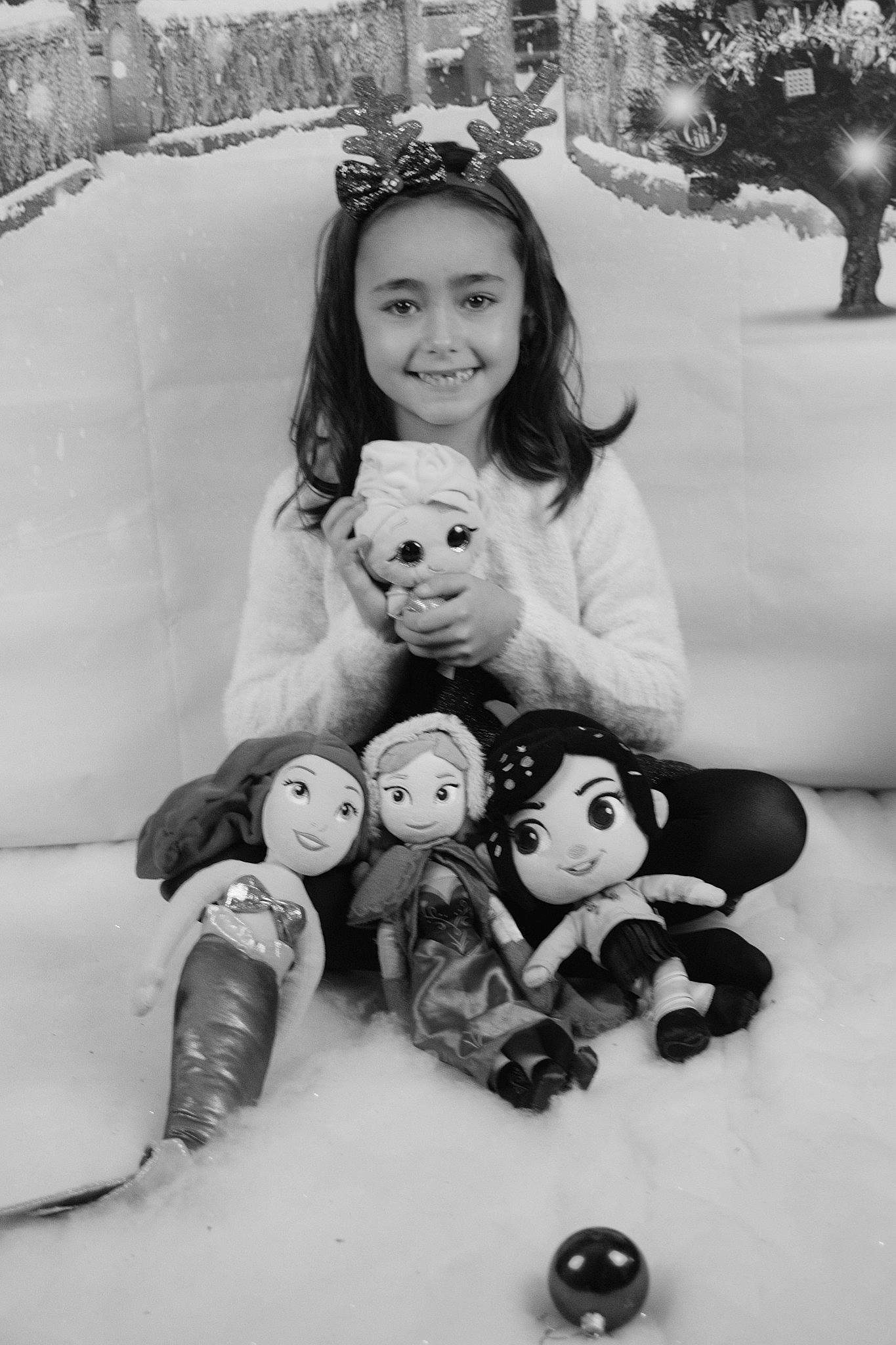 Naomie participe au concours pour gagner de l'argent avec cette photo : beauty, black, black_and_white, event, face, fun, happy, joy, mammal, monochrome, monochrome_photography, people, person, photograph, smile, snapshot, snow, style, toy, vertebrate