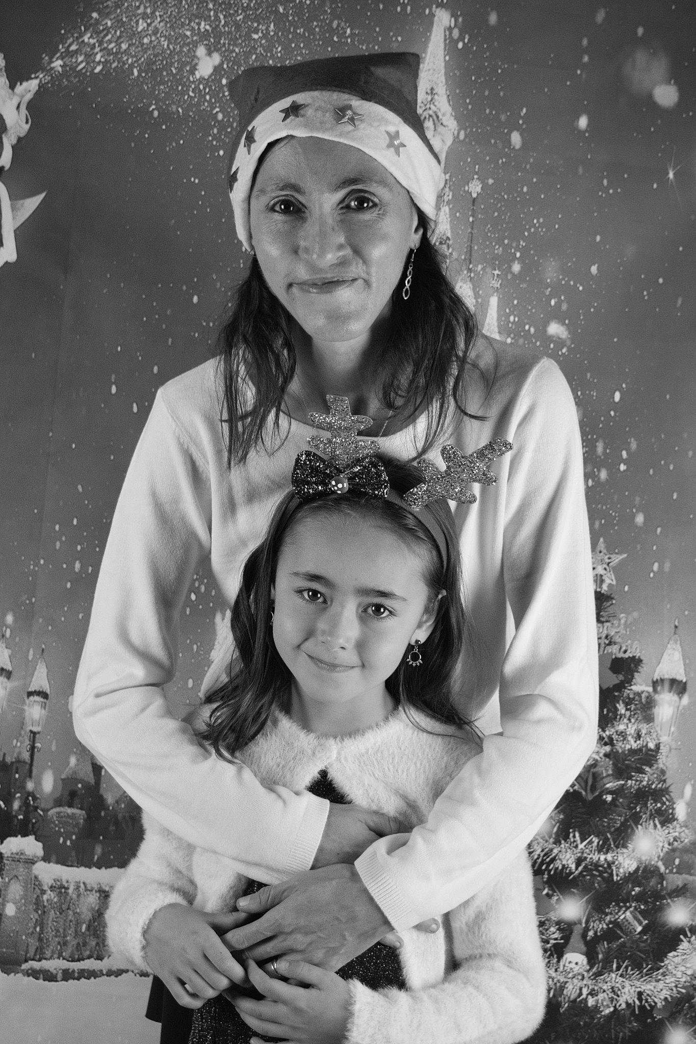 Naomie participe au concours pour gagner de l'argent avec cette photo : beauty, black, black_and_white, cap, event, face, facial_expression, flash_photography, fun, gesture, happy, headwear, human, joy, monochrome, monochrome_photography, people, person, photograph, smile