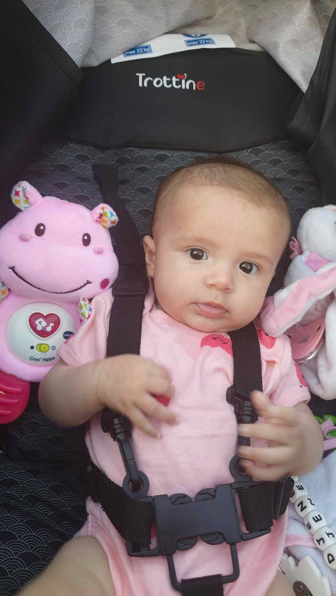 Djenessy a rejoint le concours — aidez-le/la à gagner de superbes lots ! baby, baby_carriage, baby_products, baby_toddler_clothing, car_seat, carmine, cheek, child, doll, fashion_accessory, head, mammal, person, pink, plush, skin, stuffed_toy, textile, toddler, toy