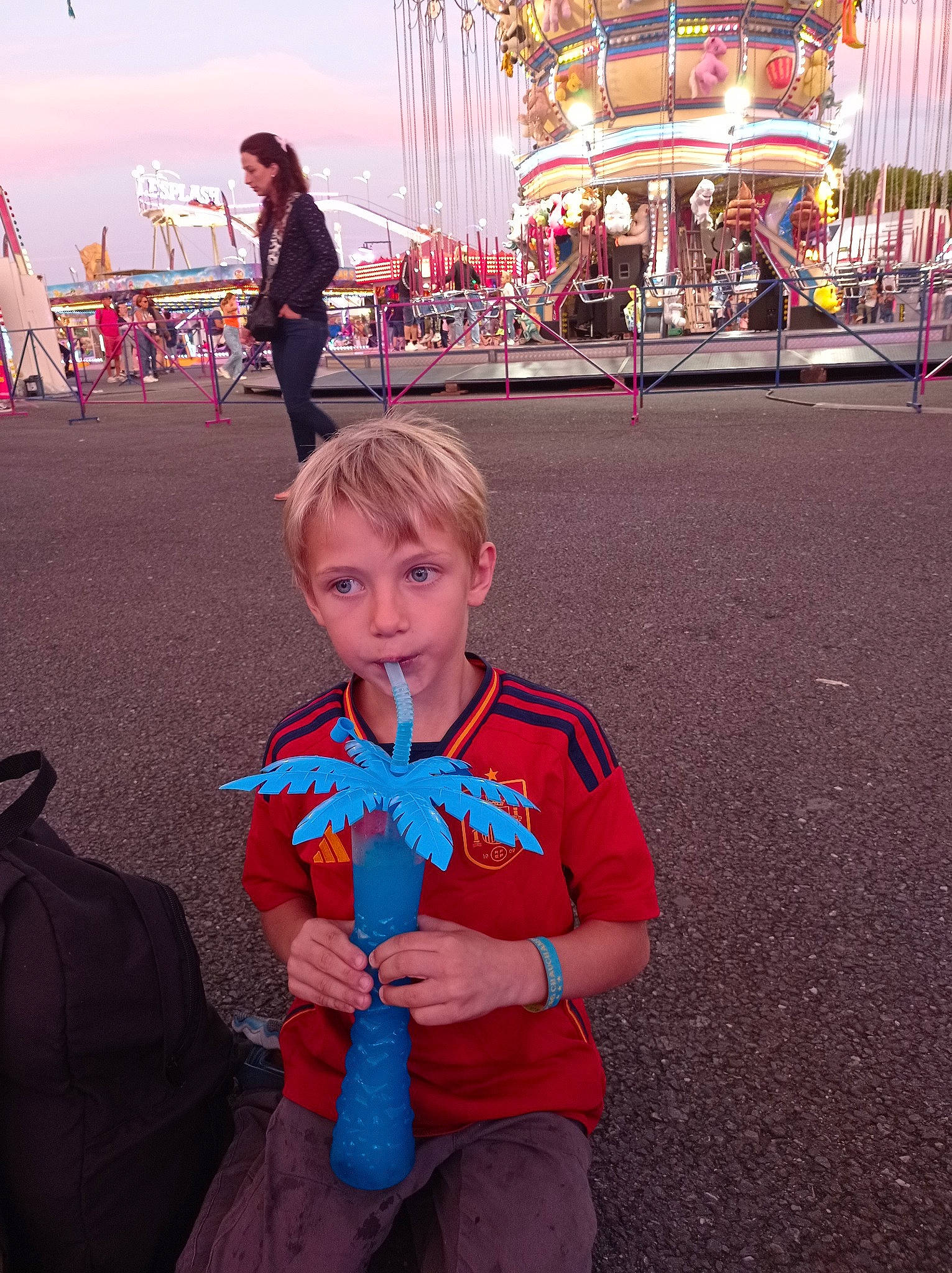 Camerone participe au concours pour gagner de l'argent avec cette photo : child, city, crowd, electric_blue, event, fun, happy, leisure, person, photograph, pole, recreation, red, sky, snapshot, t_shirt, toddler, tourism, travel, vacation