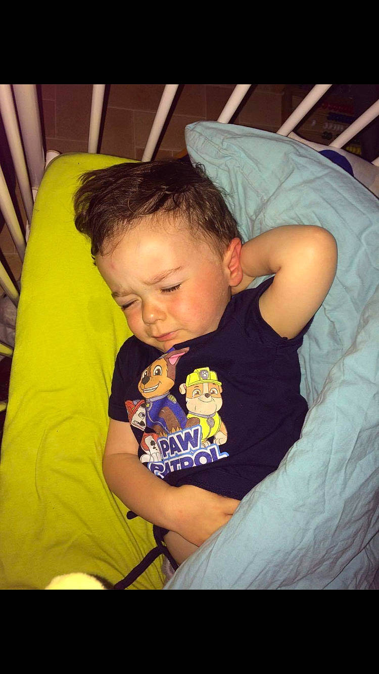 Nino participe au concours pour gagner de l'argent avec cette photo : arm, baby, child, finger, nap, person, sleep, sorrow, toddler