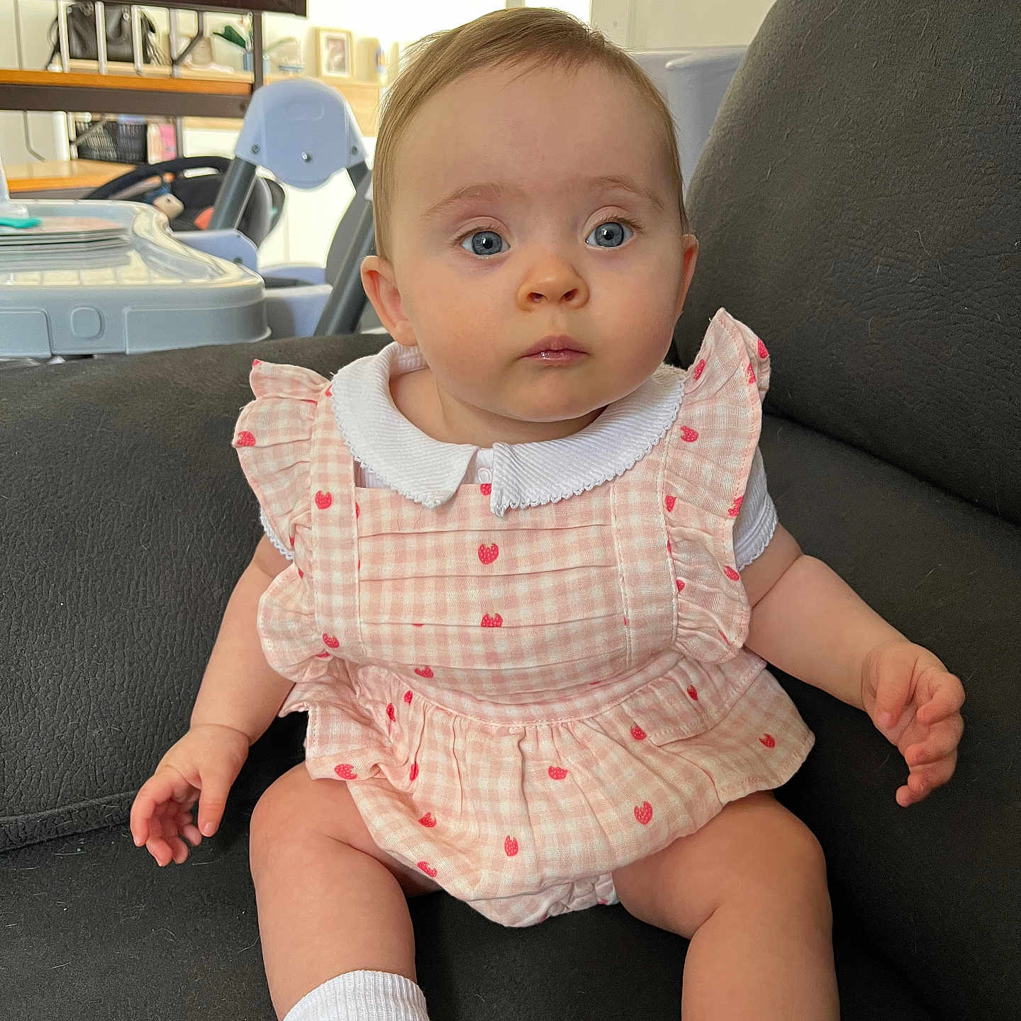Charlie participe au concours pour gagner de l'argent avec cette photo : baby, background_objects, blue_eyes, child, clothing, couch, curious, cute, dress, face, furniture, home, indoor, infant, person, pink, sitting, soft_lighting, white_socks, young_child