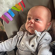 Lyvio a rejoint le concours — aidez-le/la à gagner de superbes lots ! baby, infant, child, car_seat, baby_seat, onesie, clothing, toy, colorful_ribbons, plush, face, eyes, cheeks, gaze, portrait, indoor, soft_lighting, closeup, buckle, neutral_expression