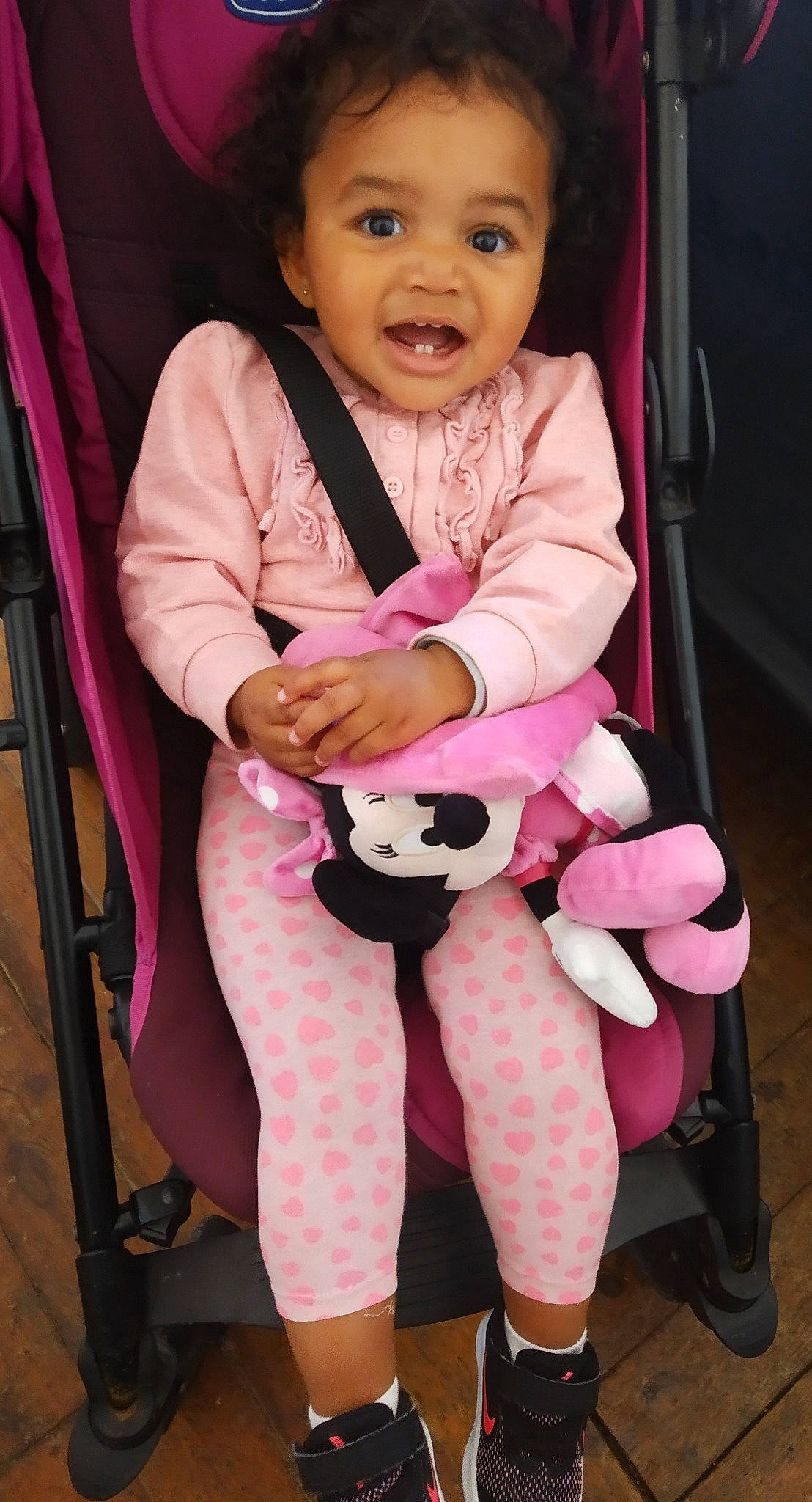 Maëlys participe au concours pour gagner de l'argent avec cette photo : baby, baby_carriage, baby_in_car_seat, baby_products, car_seat, child, person, pink, product, skin, smile, toddler
