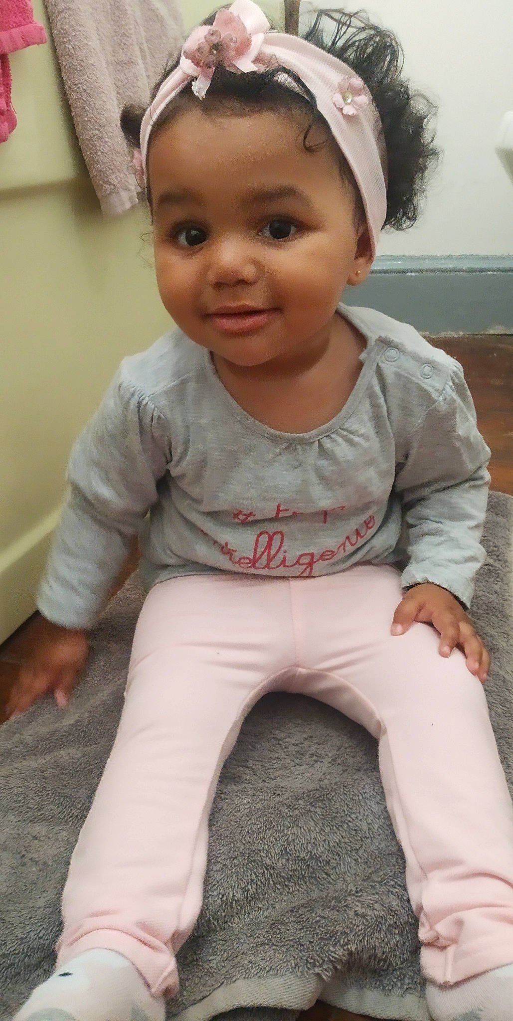 Maëlys participe au concours pour gagner de l'argent avec cette photo : baby, baby_toddler_clothing, cheek, child, child_model, head, headgear, joy, person, sitting, skin, sleeve, smile, toddler