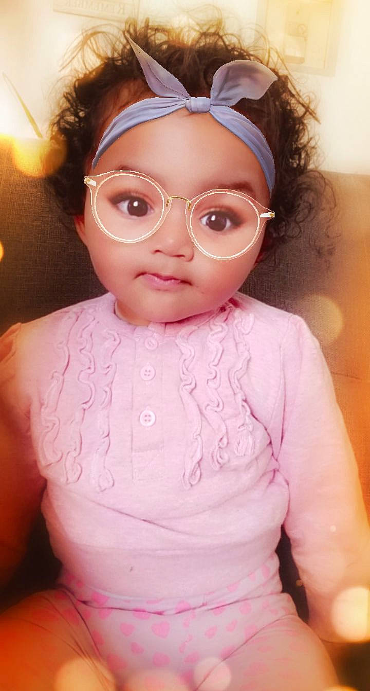 Maëlys a rejoint le concours — aidez-le/la à gagner de superbes lots ! baby, cheek, child, eye, eyebrow, eyewear, face, forehead, glasses, hair_accessory, head, headband, headgear, headpiece, lip, nose, peach, person, pink, skin