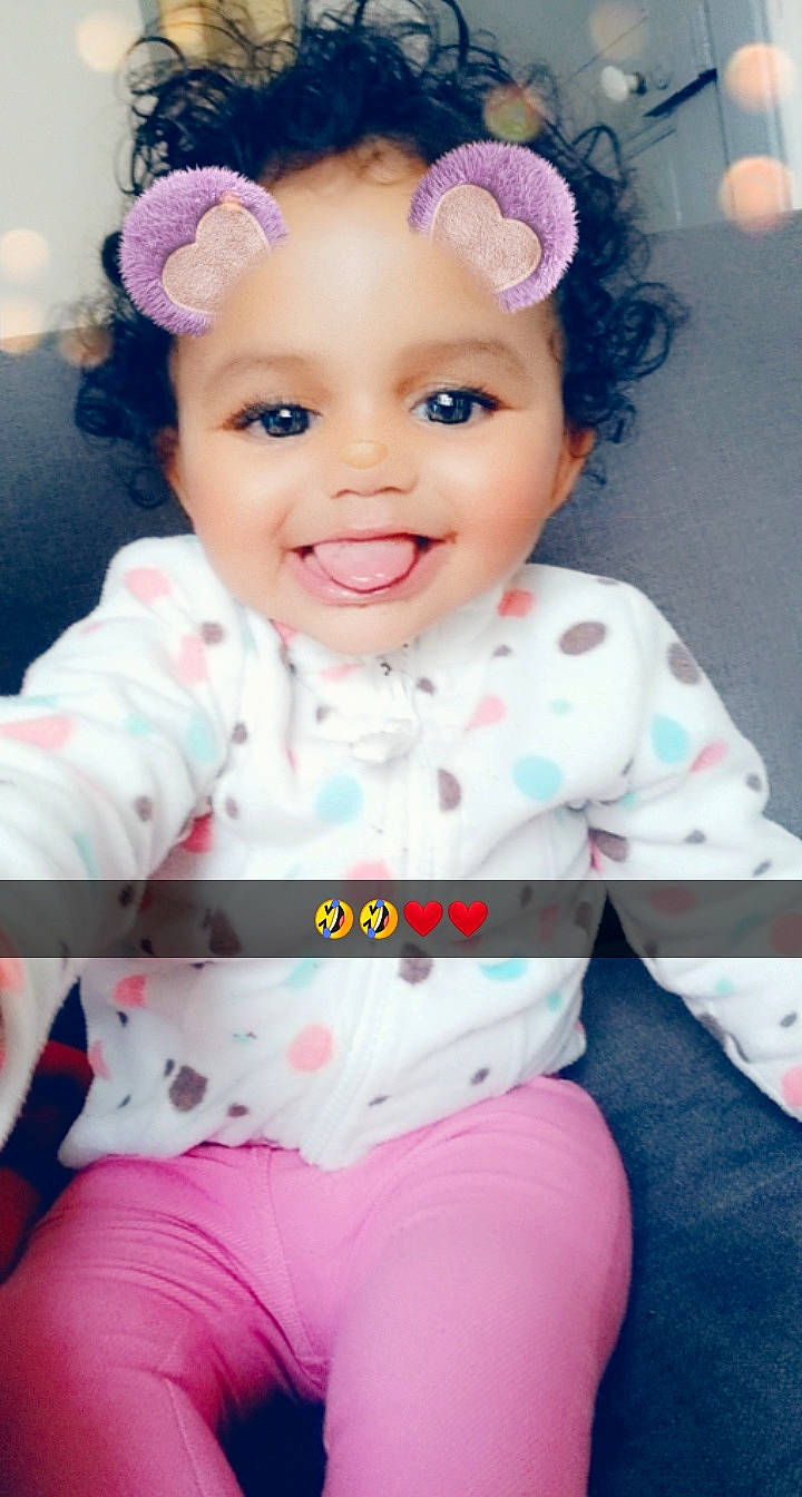 Maëlys a rejoint le concours — aidez-le/la à gagner de superbes lots ! baby, baby_laughing, baby_toddler_clothing, beauty, brown_hair, cheek, child, child_model, ear, forehead, hair, hair_accessory, headband, joy, lip, person, pink, skin, smile, toddler