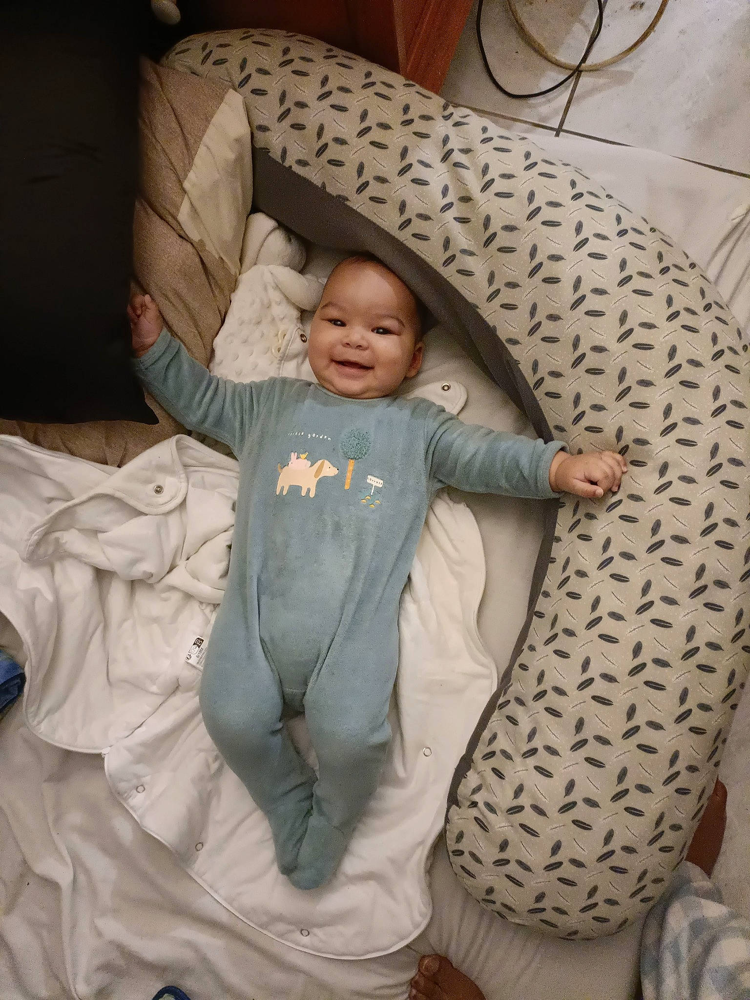 Mylan a rejoint le concours — aidez-le/la à gagner de superbes lots ! automotive_tire, automotive_wheel_system, baby, baby_products, baby_toddler_clothing, bedding, car_seat, child, circle, comfort, flooring, infant_bed, joy, linens, pattern, person, room, sitting, smile, thumb