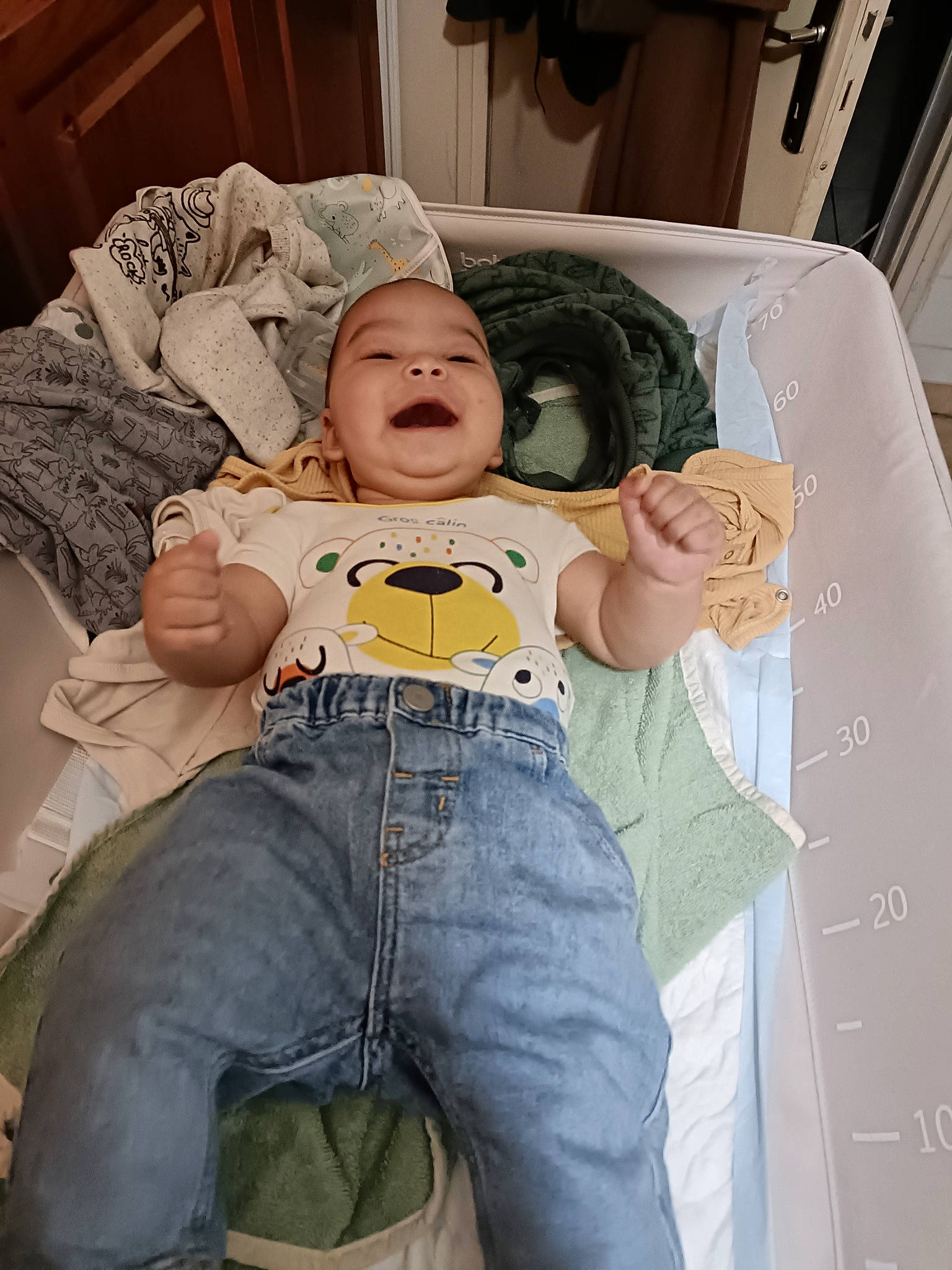 Mylan participe au concours pour gagner de l'argent avec cette photo : baby, baby_toddler_clothing, chair, clothing, comfort, couch, eye, finger, flash_photography, hand, happy, head, headwear, human_body, leg, mouth, person, sitting, skin, toddler