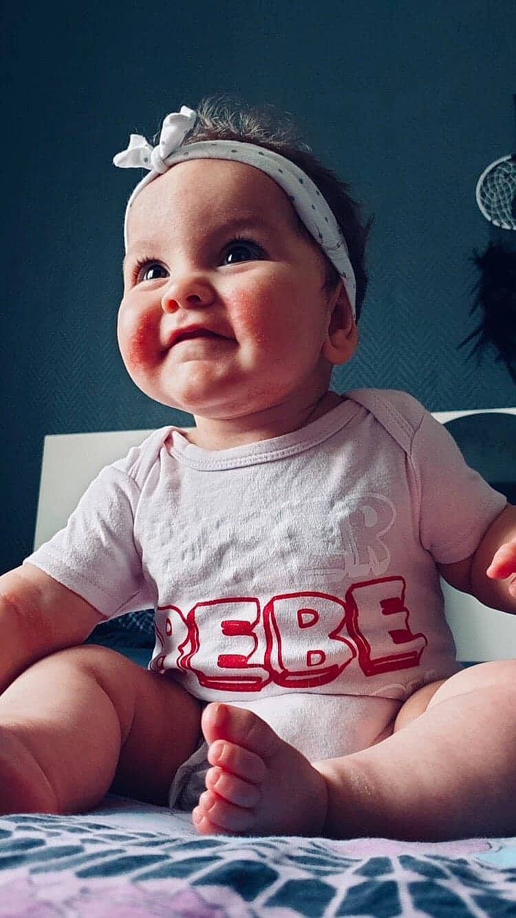 Laëly a rejoint le concours — aidez-le/la à gagner de superbes lots ! baby_toddler_clothing, cheek, chin, face, finger, gesture, hairstyle, happy, head, lip, mouth, muscle, neck, person, photograph, skin, sleeve, smile, standing, textile