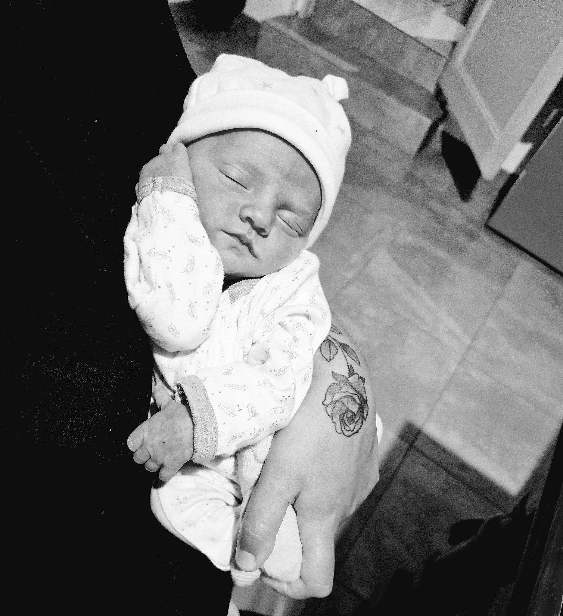 Heaven a rejoint le concours — aidez-le/la à gagner de superbes lots ! baby, baby_products, baby_toddler_clothing, cheek, child, comfort, elbow, flash_photography, flooring, fun, gesture, happy, human_leg, monochrome, monochrome_photography, person, portrait_photography, room, sitting, toddler