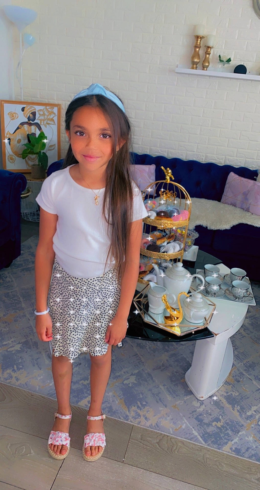 Lina a rejoint le concours — aidez-le/la à gagner de superbes lots ! child, clothing, couch, face, female, footwear, furniture, girl, head, homedecor, jar, linen, person, photography, portrait, pottery, sandal, shorts, skirt, table