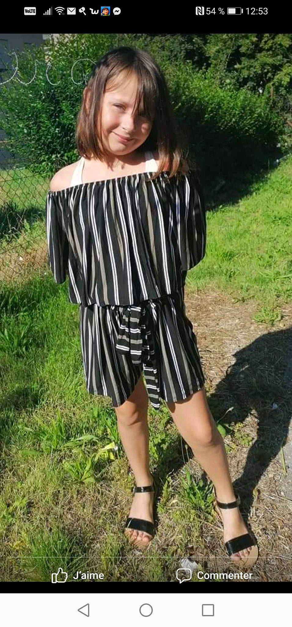 Laure participe au concours pour gagner de l'argent avec cette photo : clothing, dress, footwear, joint, joy, neck, person, shoe, shorts, shoulder, sleeve, street_fashion, style, waist