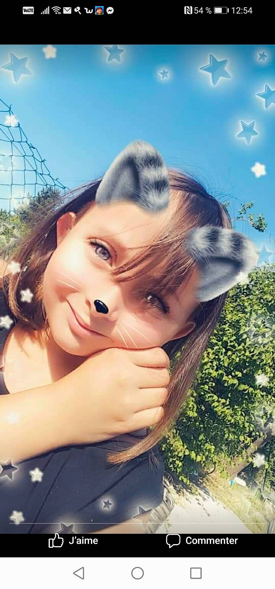 Laure participe au concours pour gagner de l'argent avec cette photo : beauty, blond, eye, face, fawn, forehead, gesture, grass, hair, hairstyle, happy, head, lip, long_hair, mouth, nose, person, photography, selfie, sky