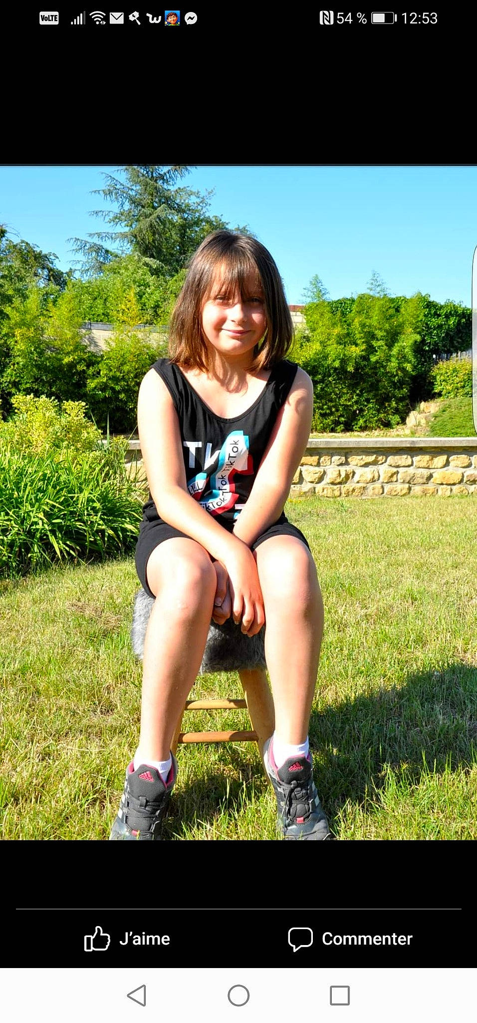 Laure participe au concours pour gagner de l'argent avec cette photo : blond, brown_hair, child_model, fawn, footwear, fun, grass, happy, human_leg, joy, leg, long_hair, meadow, person, photography, plant, shorts, sitting, smile, summer