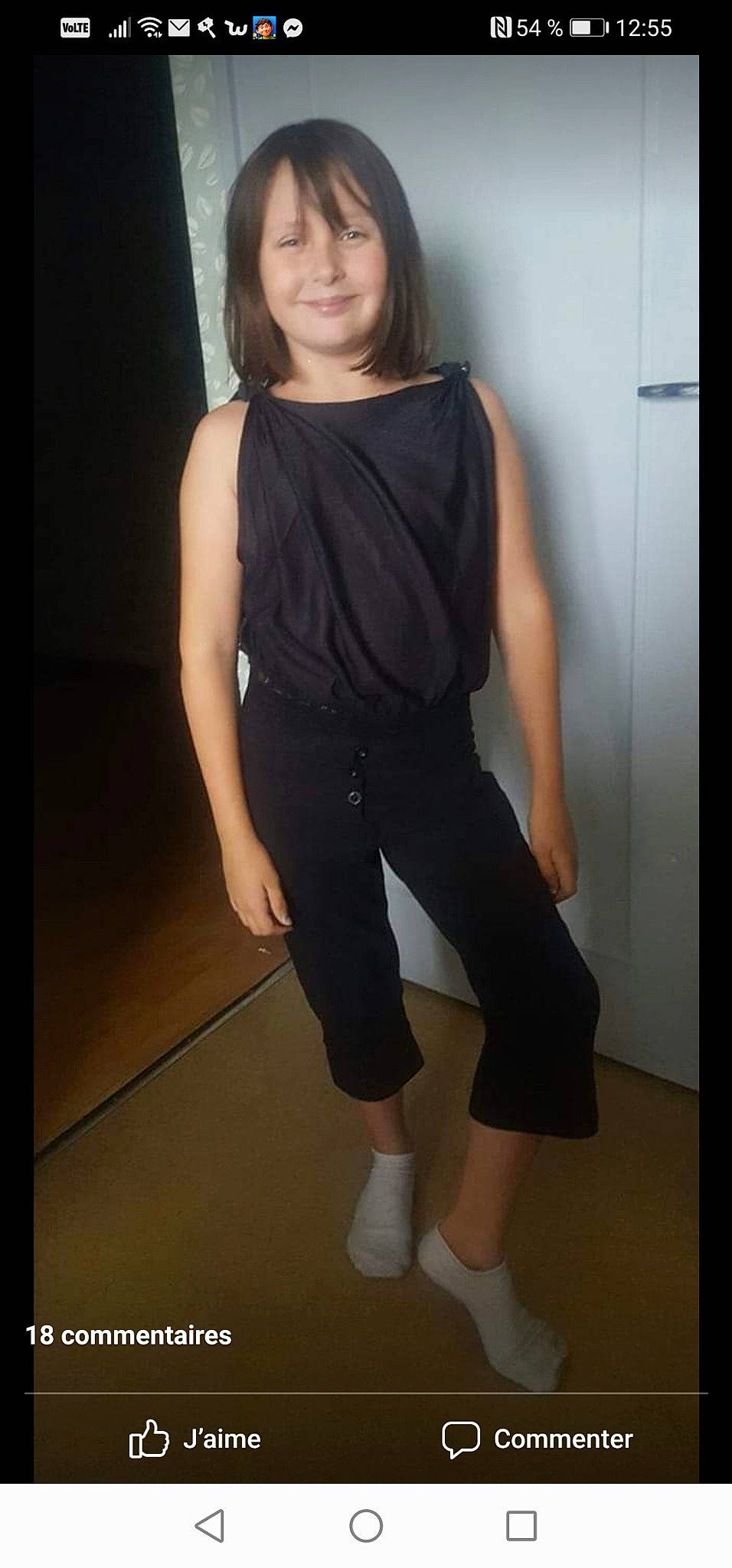 Laure participe au concours pour gagner de l'argent avec cette photo : arm, black, clothing, dress, fashion, footwear, joint, joy, leg, neck, person, photography, shoe, shoulder