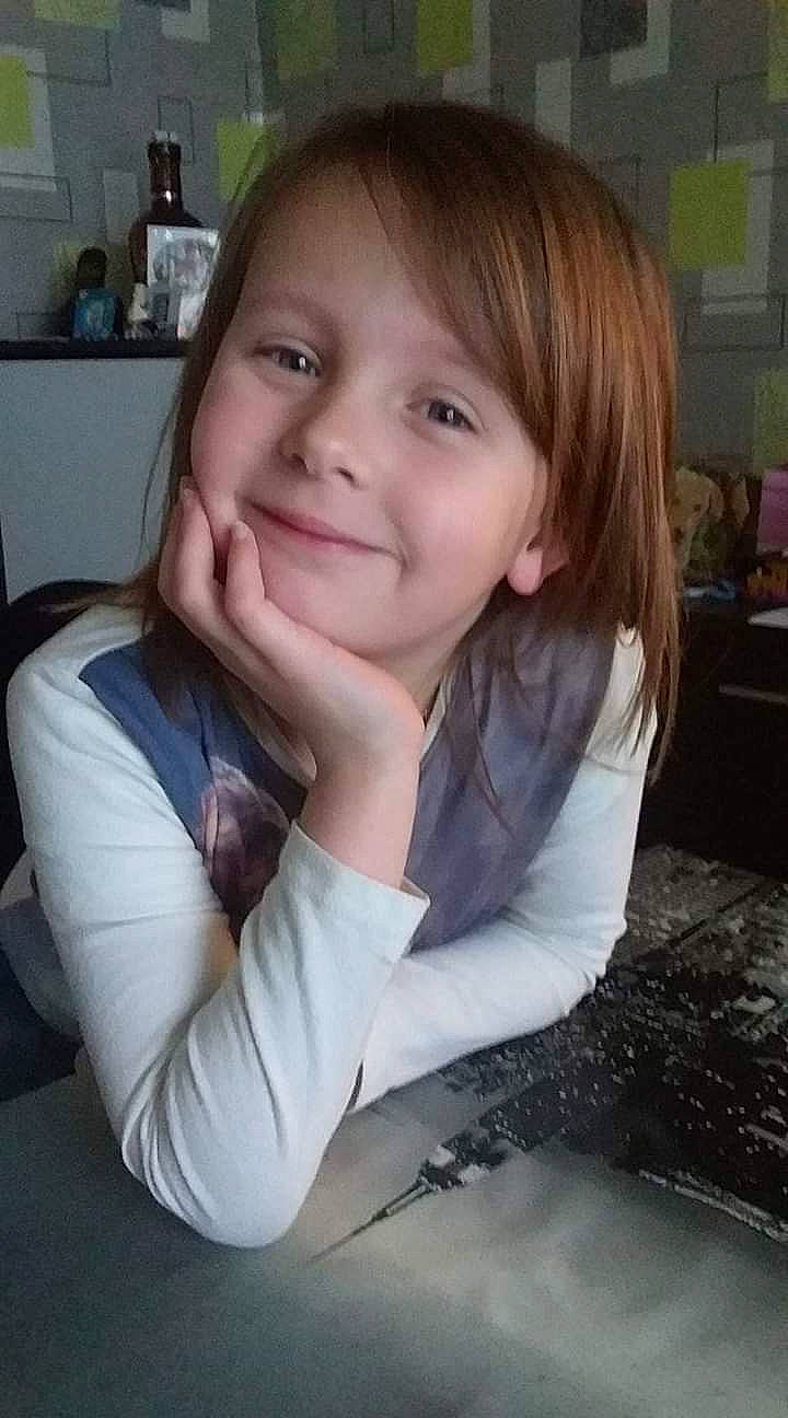 Laure a rejoint le concours — aidez-le/la à gagner de superbes lots ! arm, cheek, child, chin, eye, face, facial_expression, forehead, fun, hair, hairstyle, head, jaw, joy, lip, nose, person, photography, selfie, skin