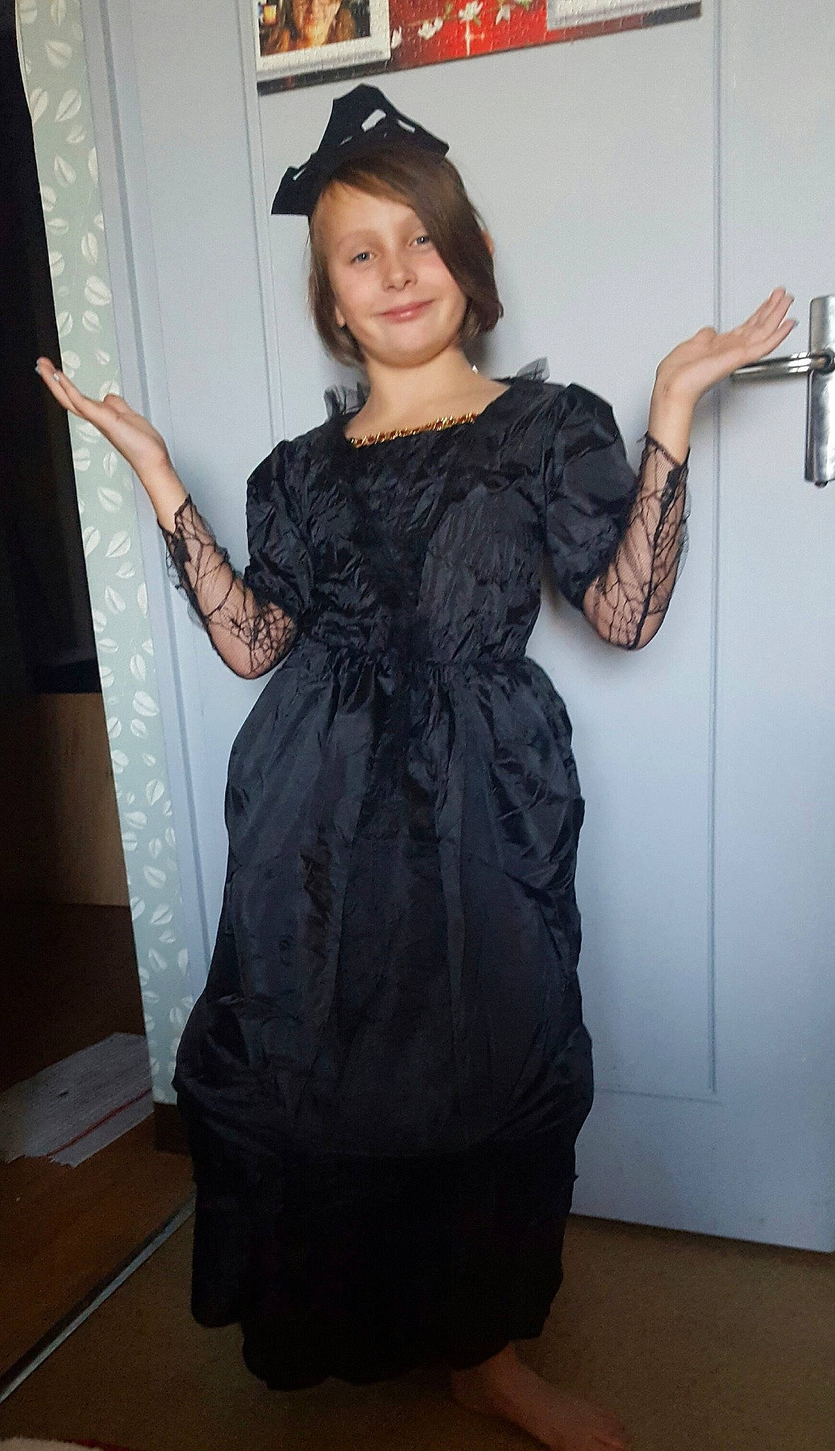 Laure participe au concours pour gagner de l'argent avec cette photo : black, black_hair, clothing, costume, dress, gesture, joy, lady, little_black_dress, long_hair, outerwear, person, shoulder, sleeve