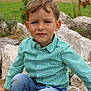 Aaron participe au concours pour gagner de l'argent avec cette photo : background, blue_jeans, boy, casual_clothing, child, cloudy_sky, daylight, dirt, expression, grass, green_shirt, nature, outdoor, person, portrait, rocks, rural, sitting, trees, young