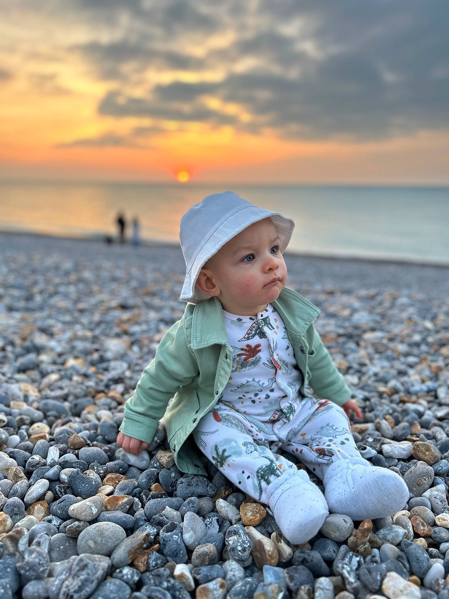 Aaron a rejoint le concours — aidez-le/la à gagner de superbes lots ! baby, beach, cloud, flash_photography, fun, grass, happy, headwear, horizon, landscape, natural_environment, people_in_nature, person, sand, shore, sitting, sky, summer, sunset, toddler