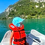 Aaron a rejoint le concours — aidez-le/la à gagner de superbes lots ! blue_sky, boat, child, daylight, greenery, hat, lake, life_jacket, mountain, nature, outdoor, paddle, person, recreation, sitting, summer, sunlight, vacation, water, watercraft