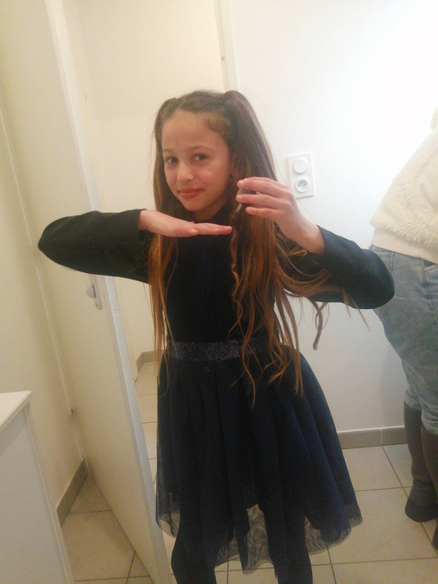 Fidgy a rejoint le concours — aidez-le/la à gagner de superbes lots ! blond, fashion_design, finger, flooring, formal_wear, gesture, happy, human_leg, joint, joy, layered_hair, leg, long_hair, neck, person, selfie, shoe, shoulder, sleeve, thigh