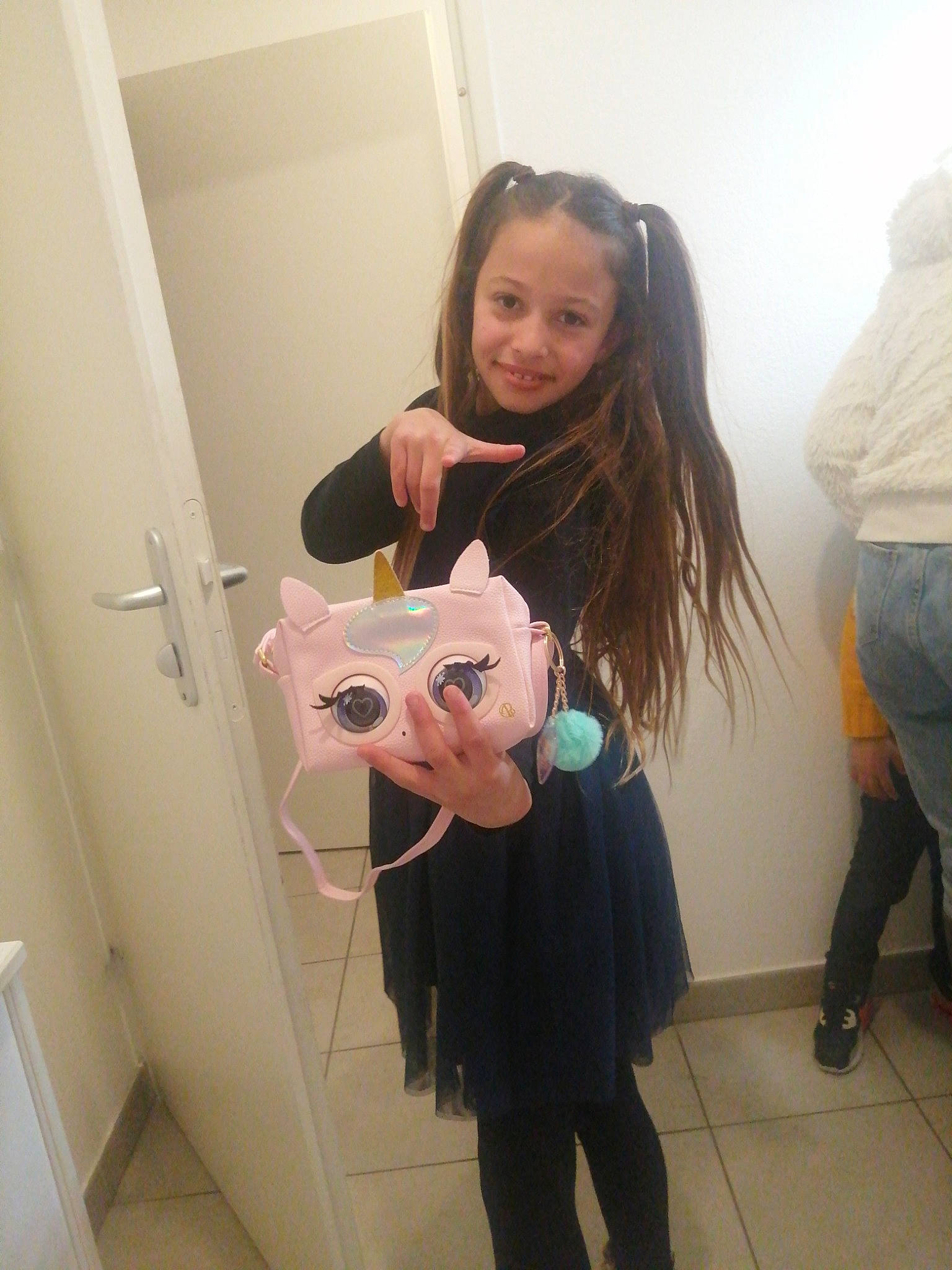 Fidgy a rejoint le concours — aidez-le/la à gagner de superbes lots ! bag, boot, child, event, eye, flooring, fun, fur, happy, hime_cut, joy, long_hair, luggage_and_bags, person, room, skin, sleeve, smile, stuffed_toy, t_shirt