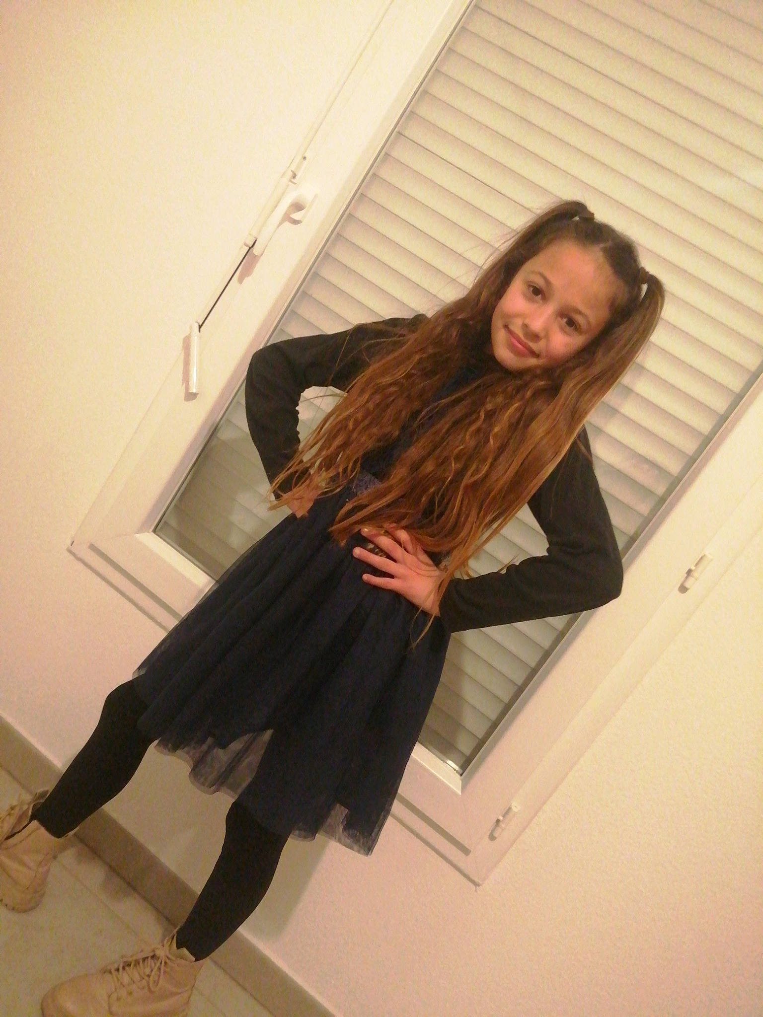 Fidgy participe au concours pour gagner de l'argent avec cette photo : blond, brown_hair, fashion_design, fashion_model, flash_photography, flooring, foot, formal_wear, hair, human_leg, joy, knee, leg, long_hair, person, sandal, shoe, sleeve, street_fashion, thigh